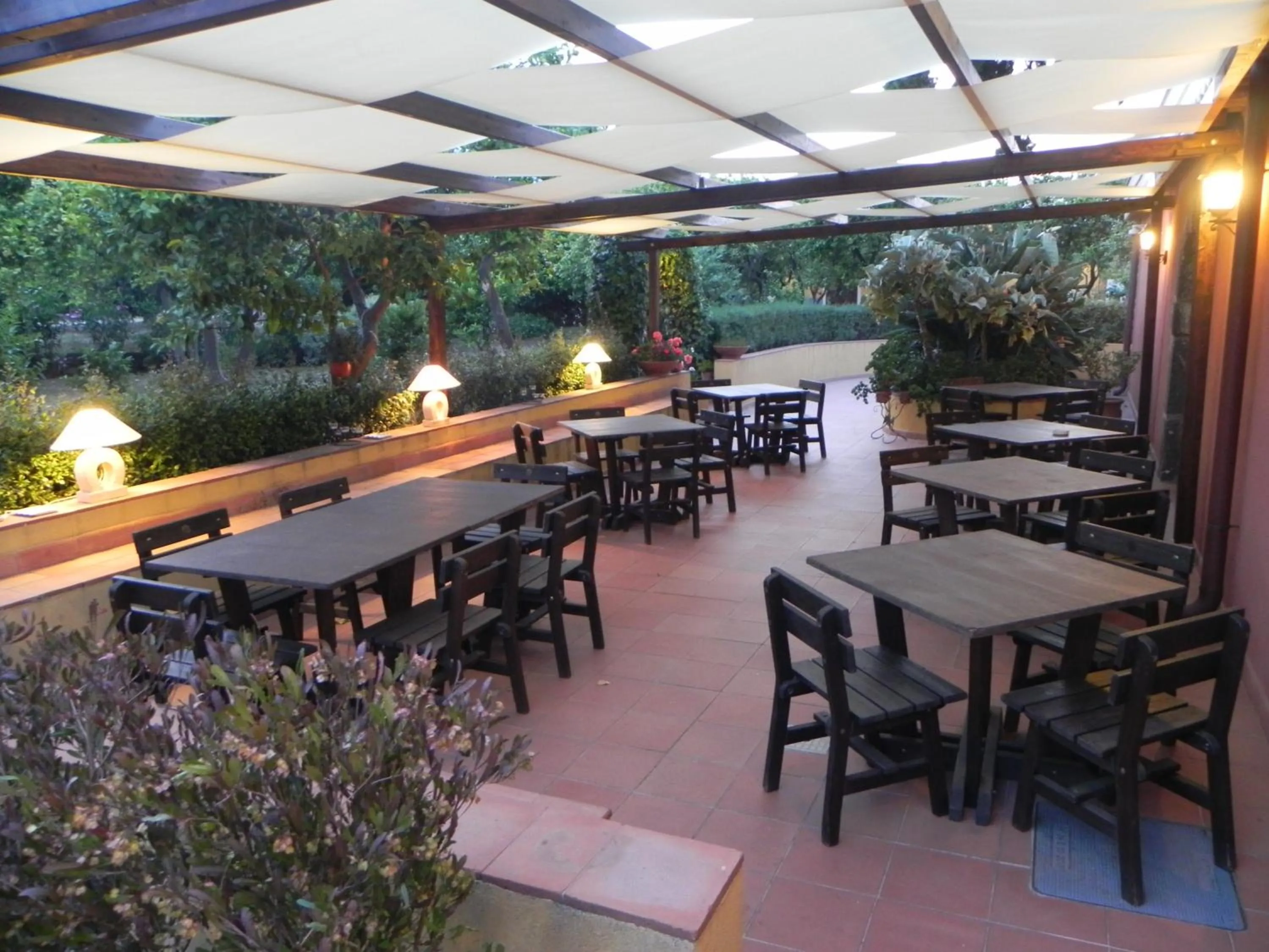 Restaurant/places to eat in La Terra Del Mezzo