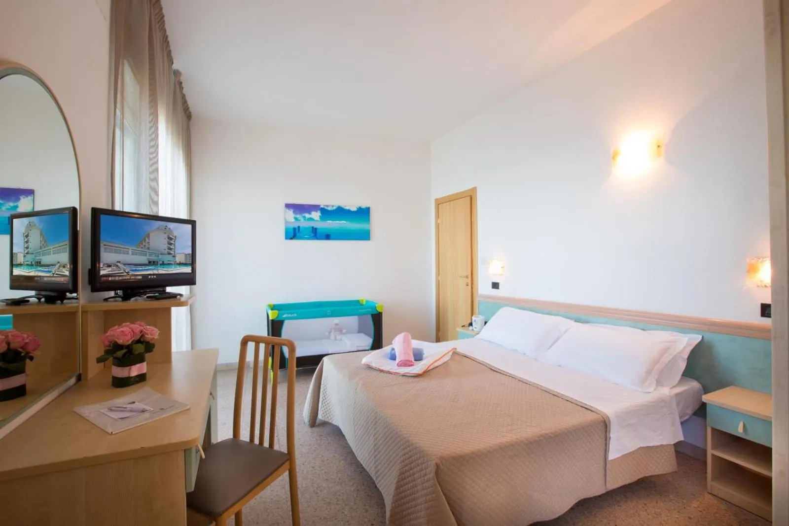 cot, Bed in Hotel Excelsior