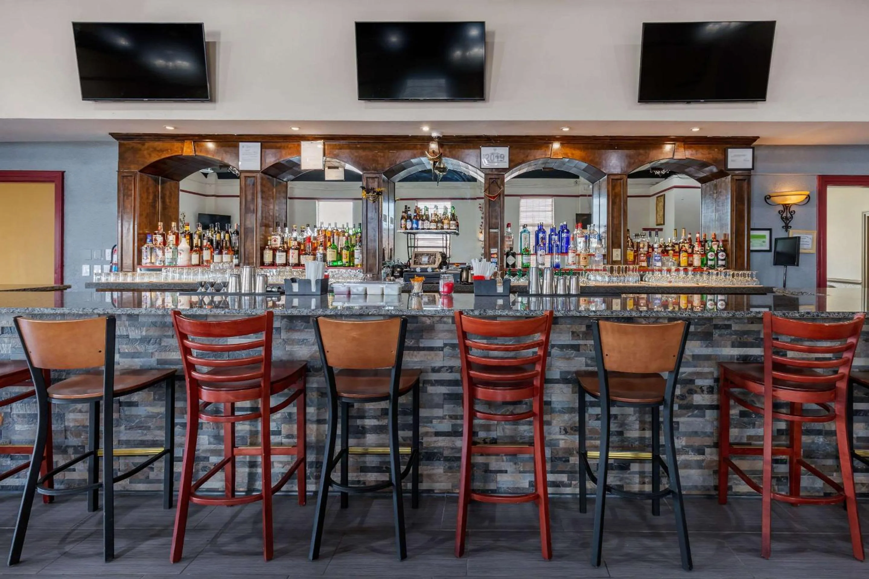 Restaurant/places to eat in Clarion Inn Falls Church-Arlington