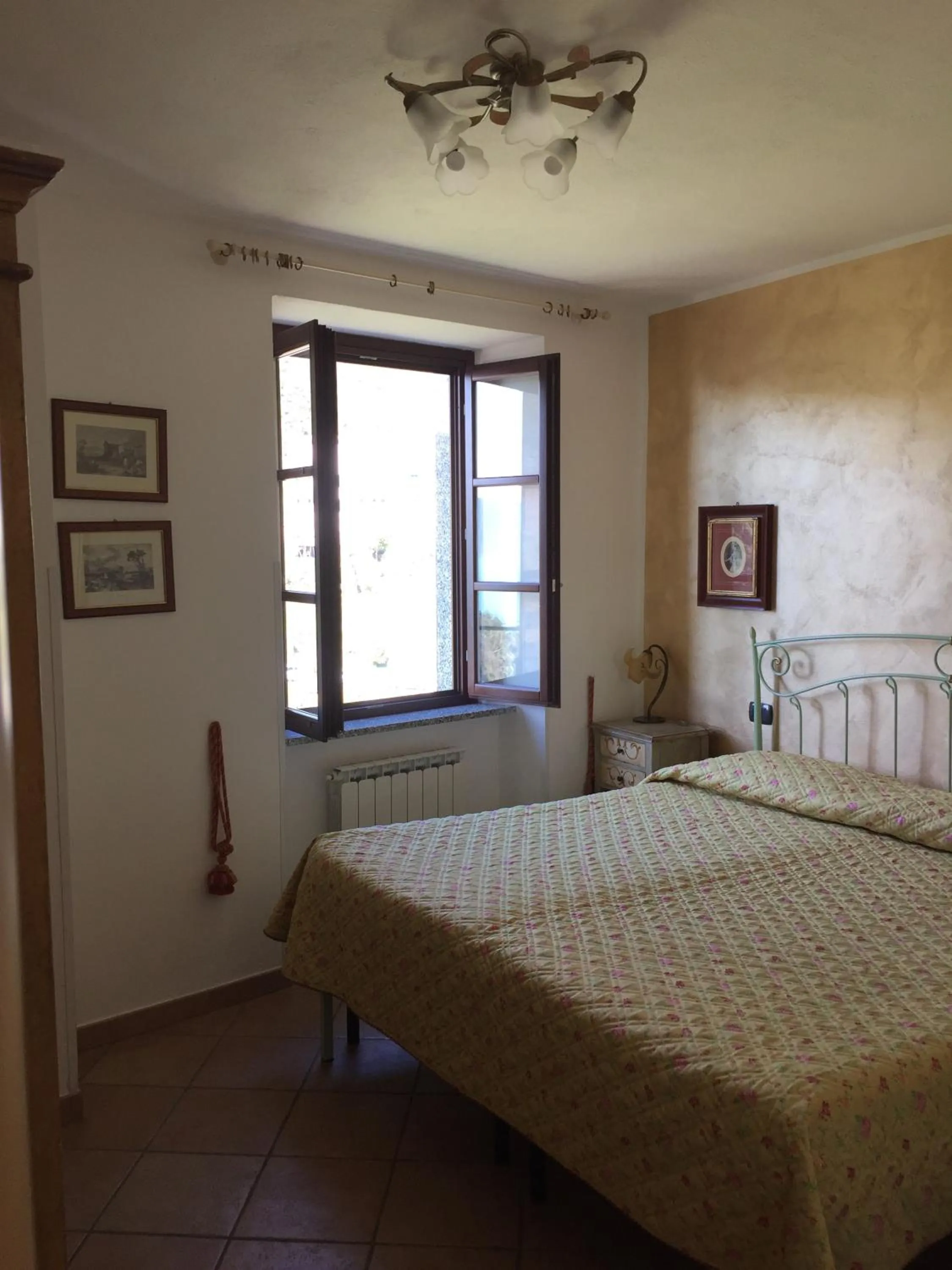 Photo of the whole room, Bed in La Posada