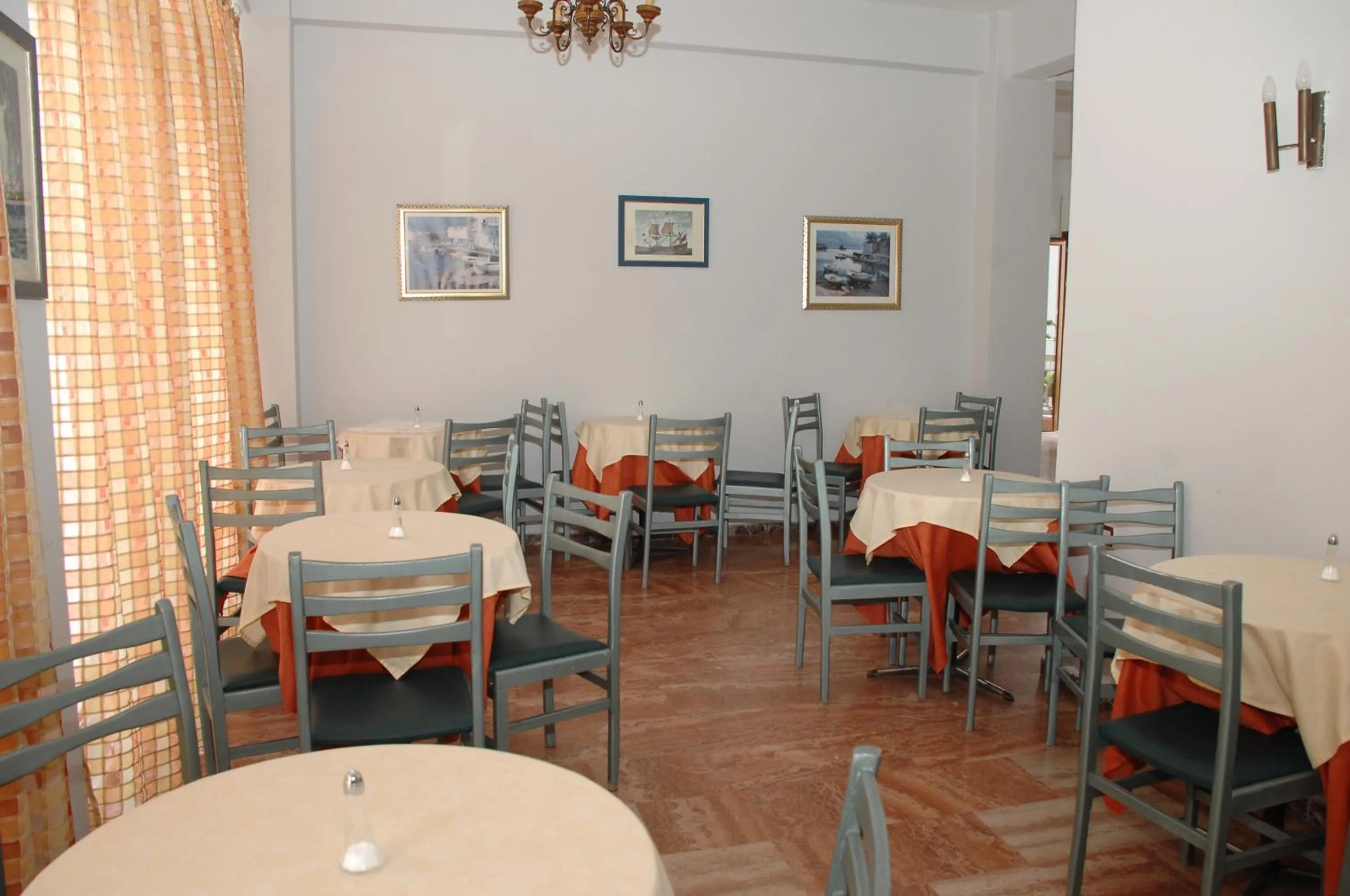Restaurant/places to eat in Koronis Hotel