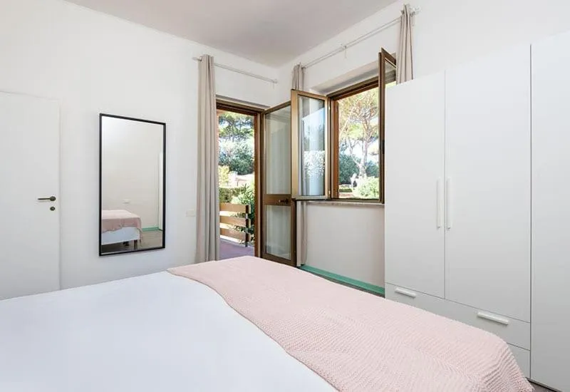 Bed in Golfo del Sole Hotel & Holiday Resort