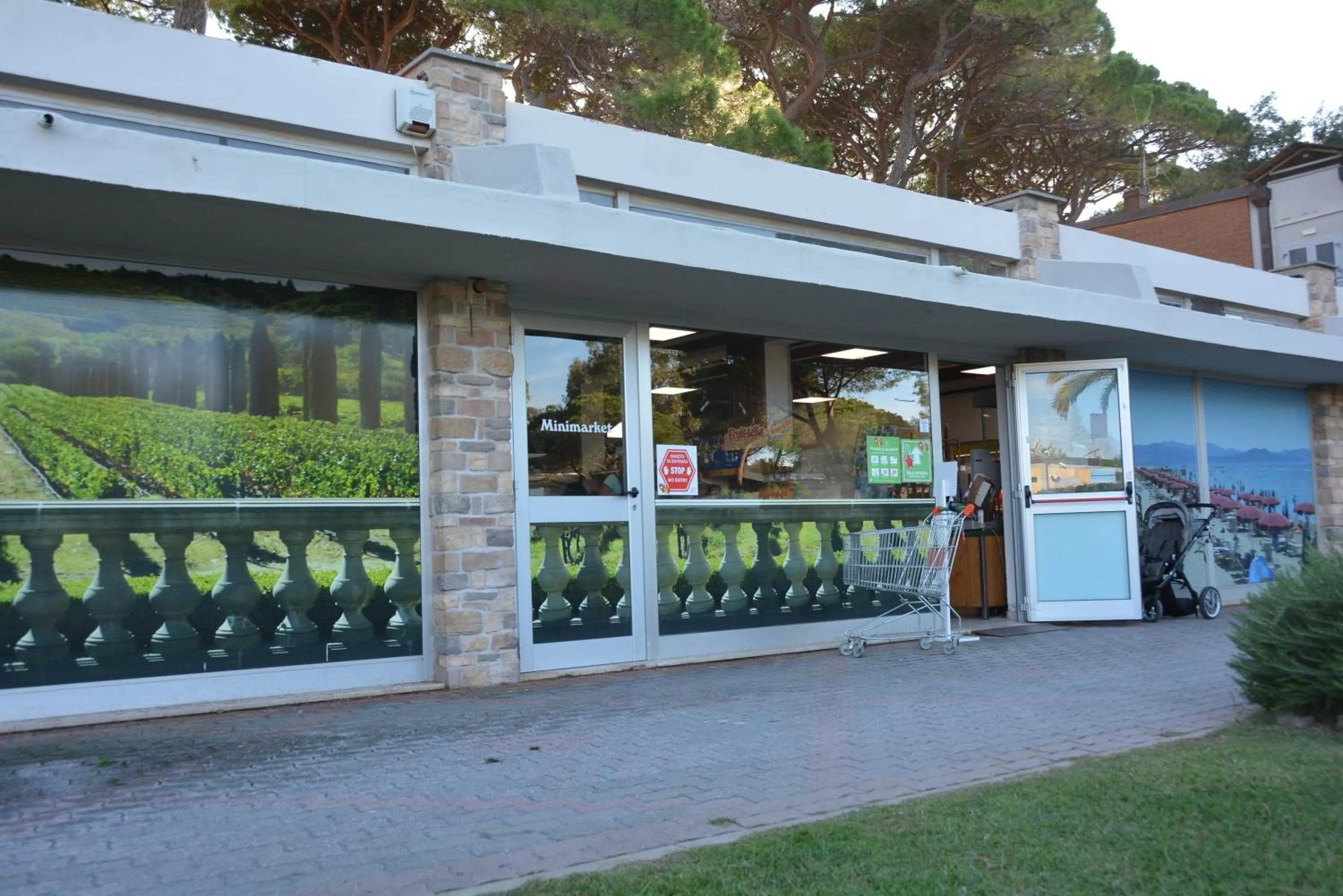 On-site shops in Golfo del Sole Hotel & Holiday Resort
