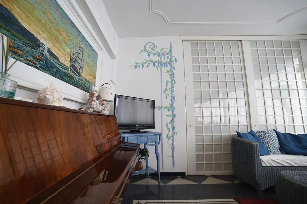 Communal lounge/ TV room in Hotel Villa Rosa