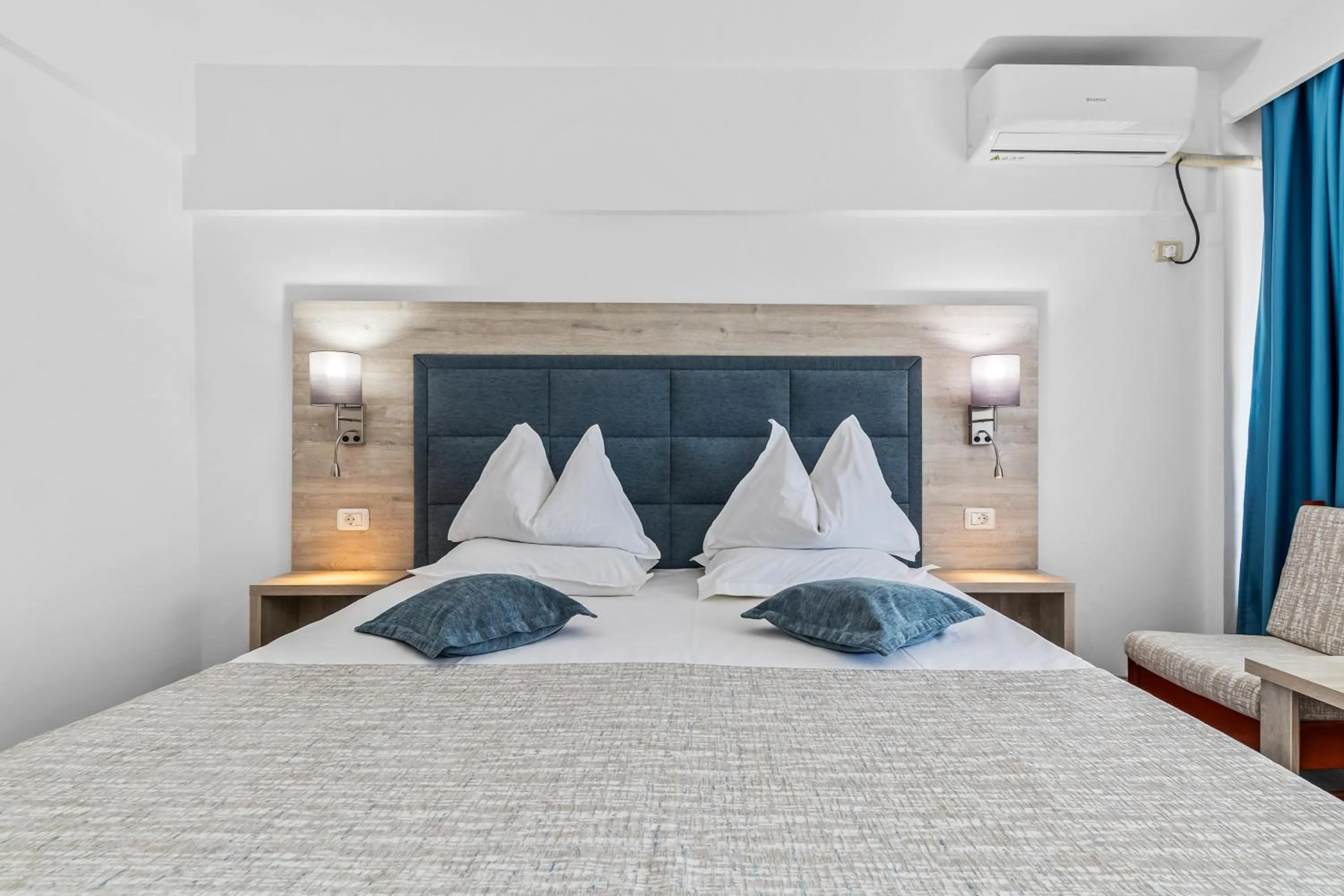 Photo of the whole room in Hotel Condor