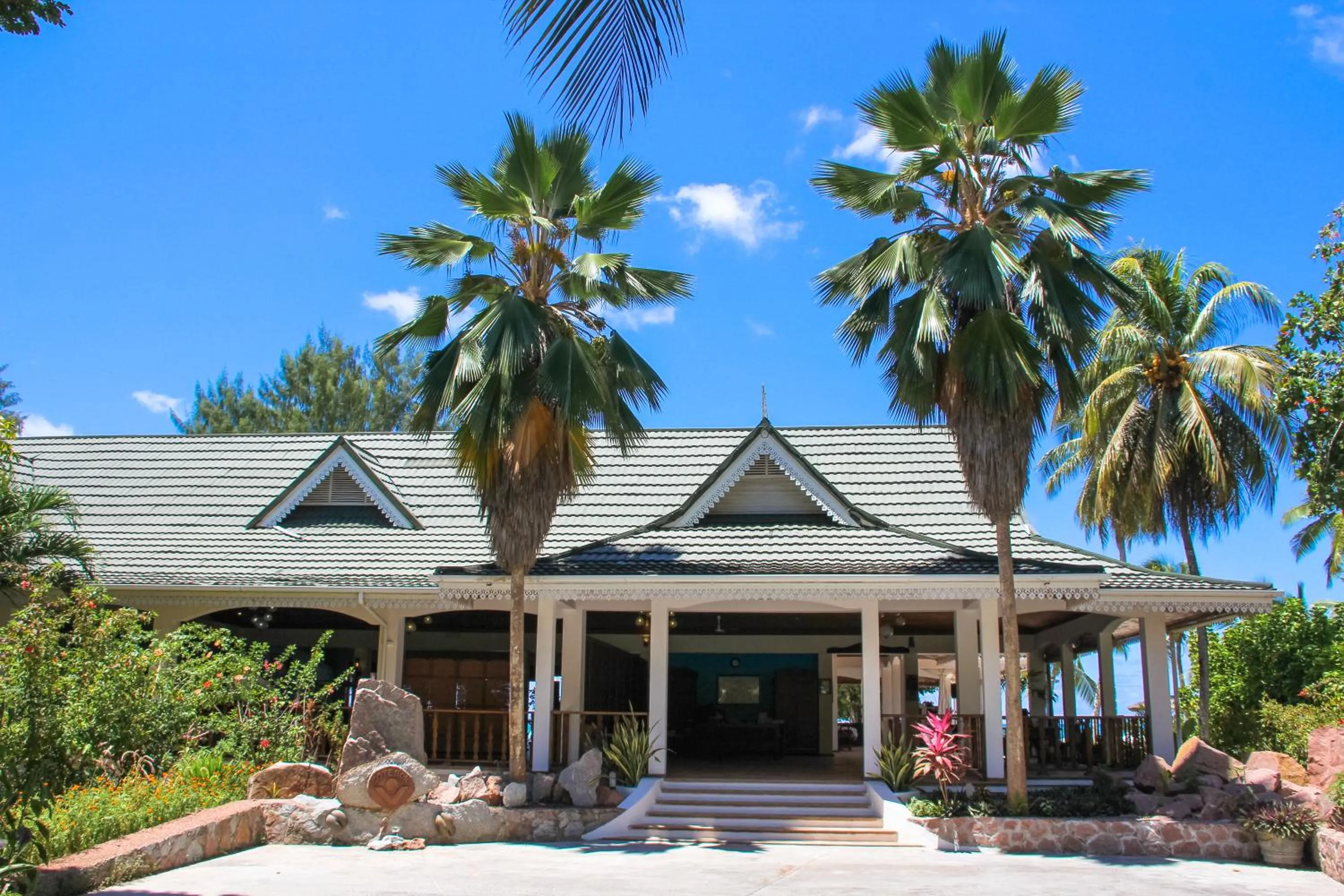 Facade/entrance in Hotel Cote d'or Lodge