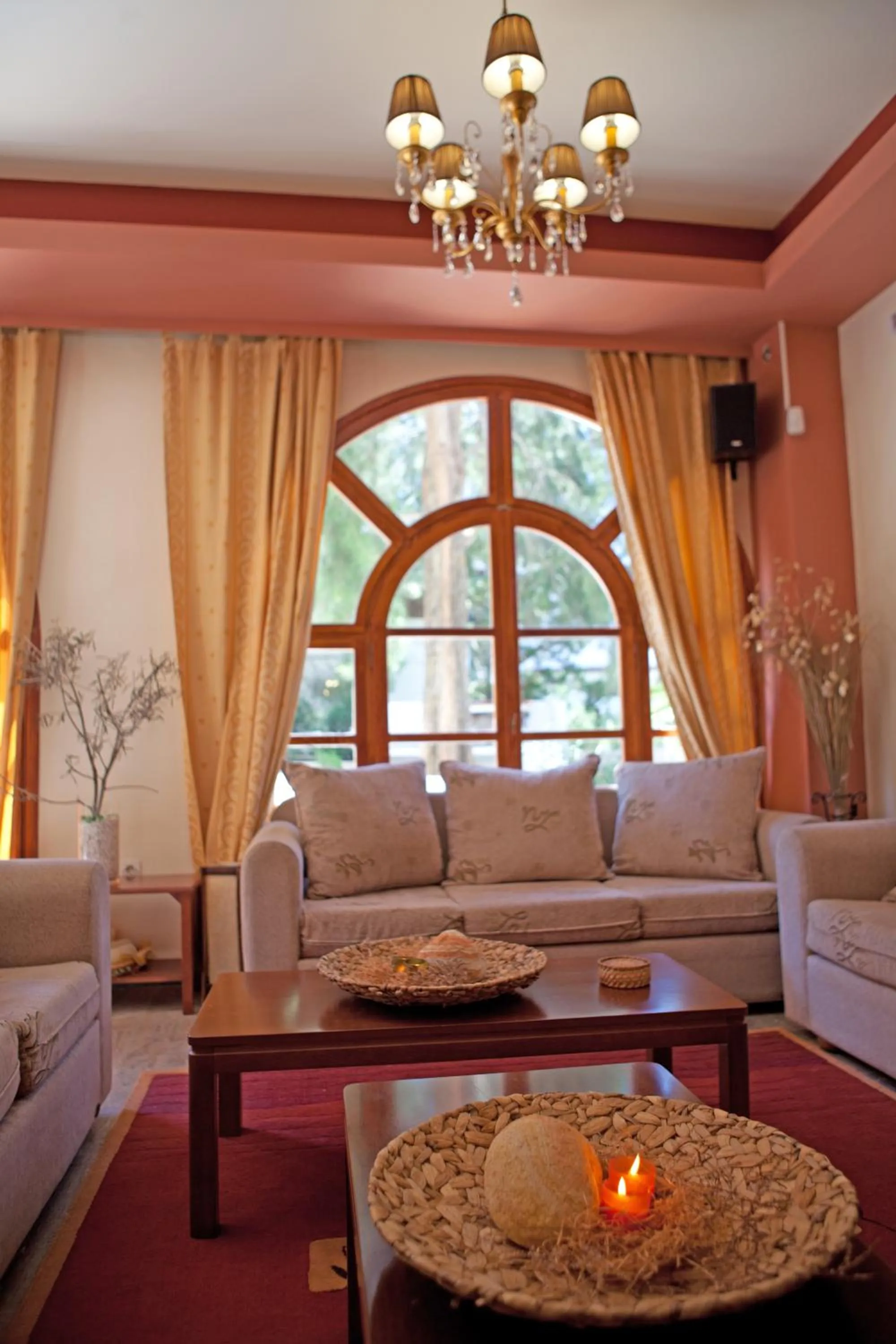 Communal lounge/ TV room in Hotel Milton