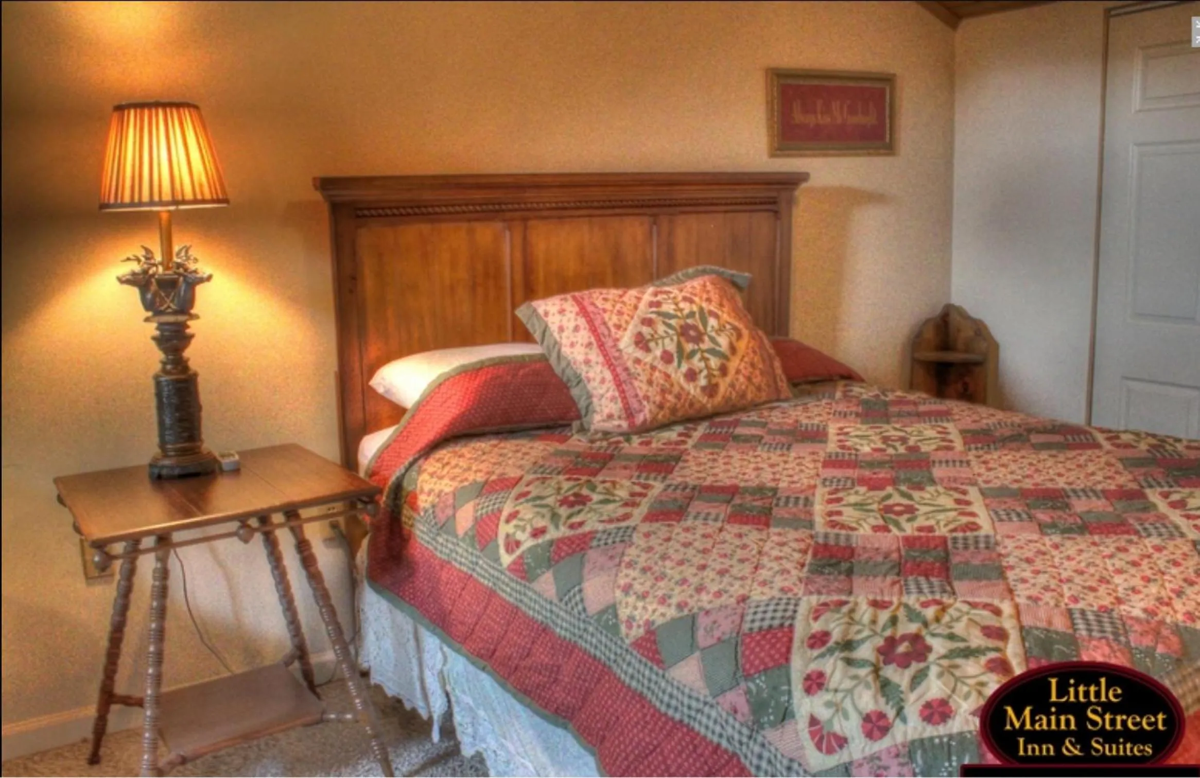 Bed in Little Main Street Inn
