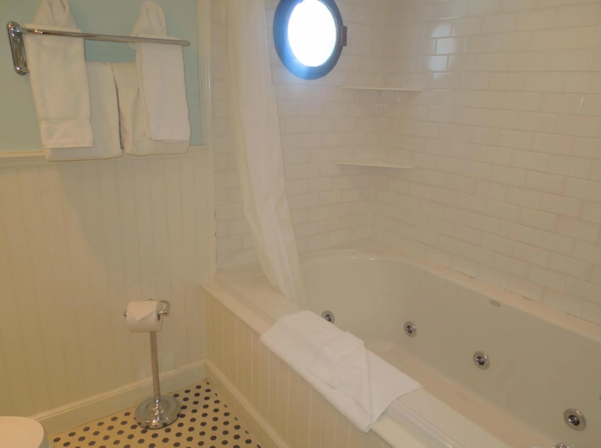 Shower in Anchor Inn Beach House