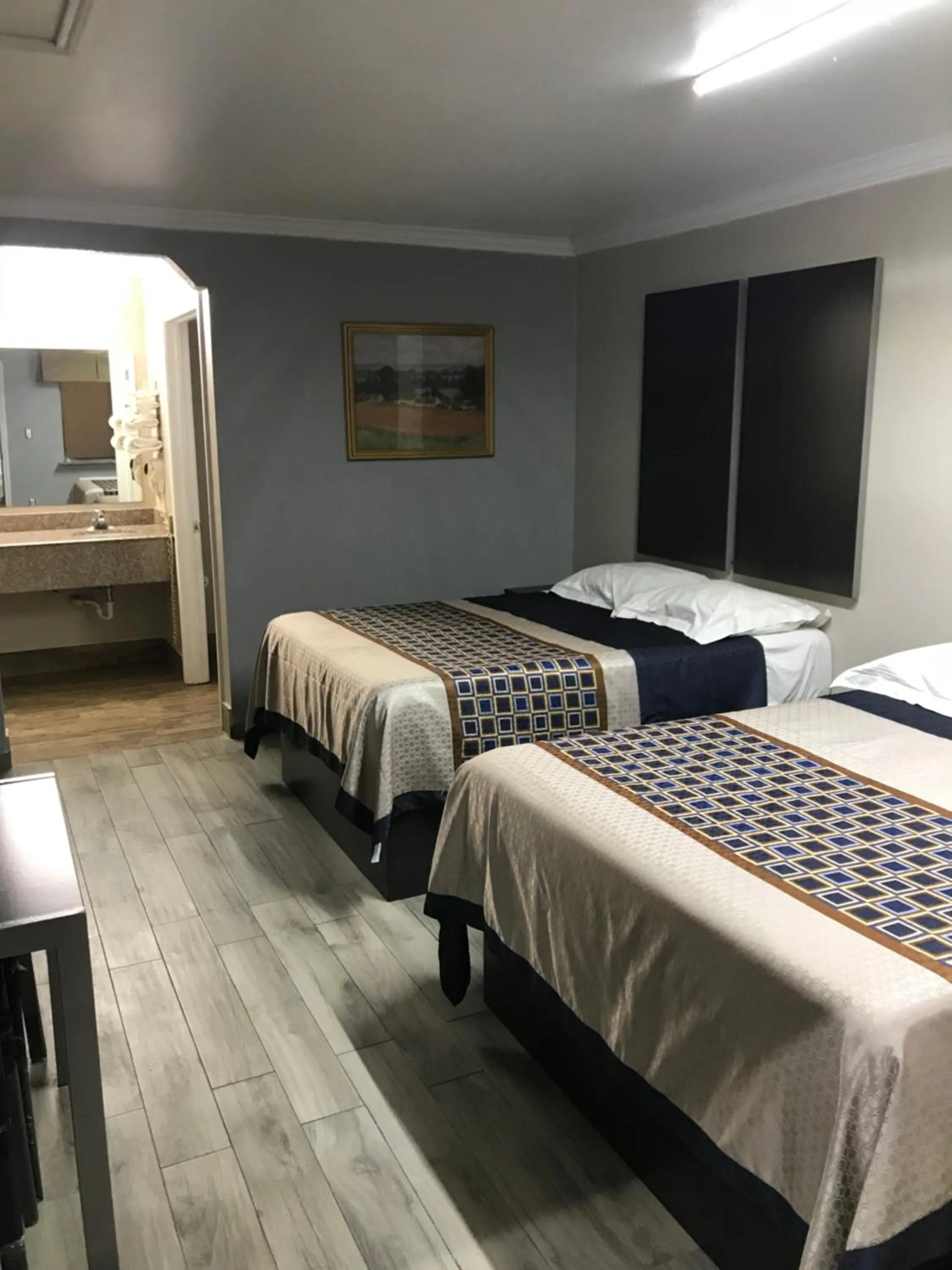 Photo of the whole room, Bed in SouthTown S.A. Inn