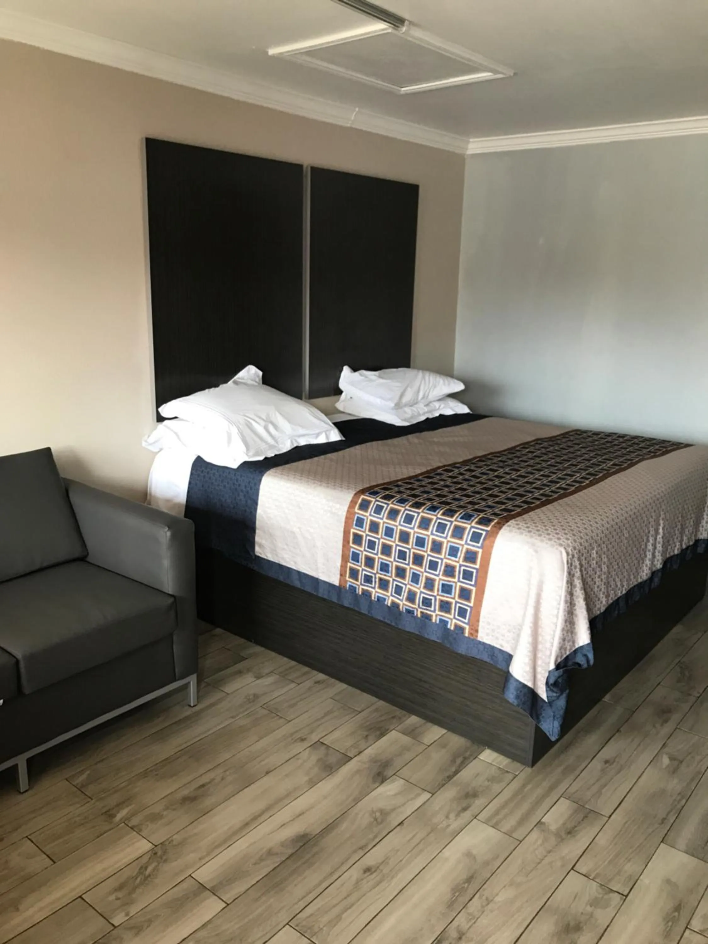 Bed in SouthTown S.A. Inn