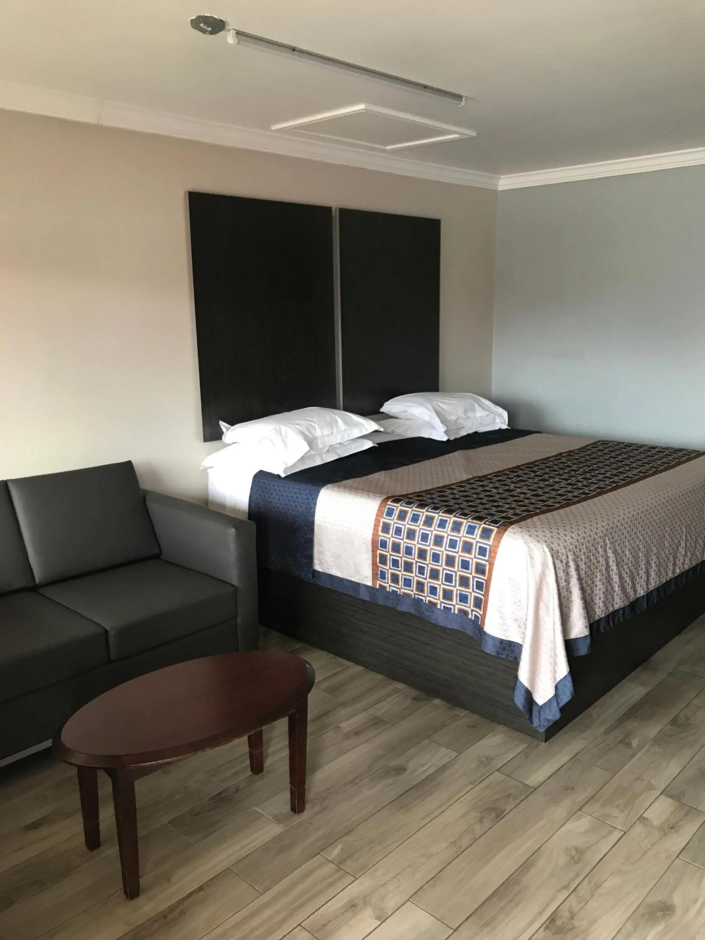 Bed in SouthTown S.A. Inn