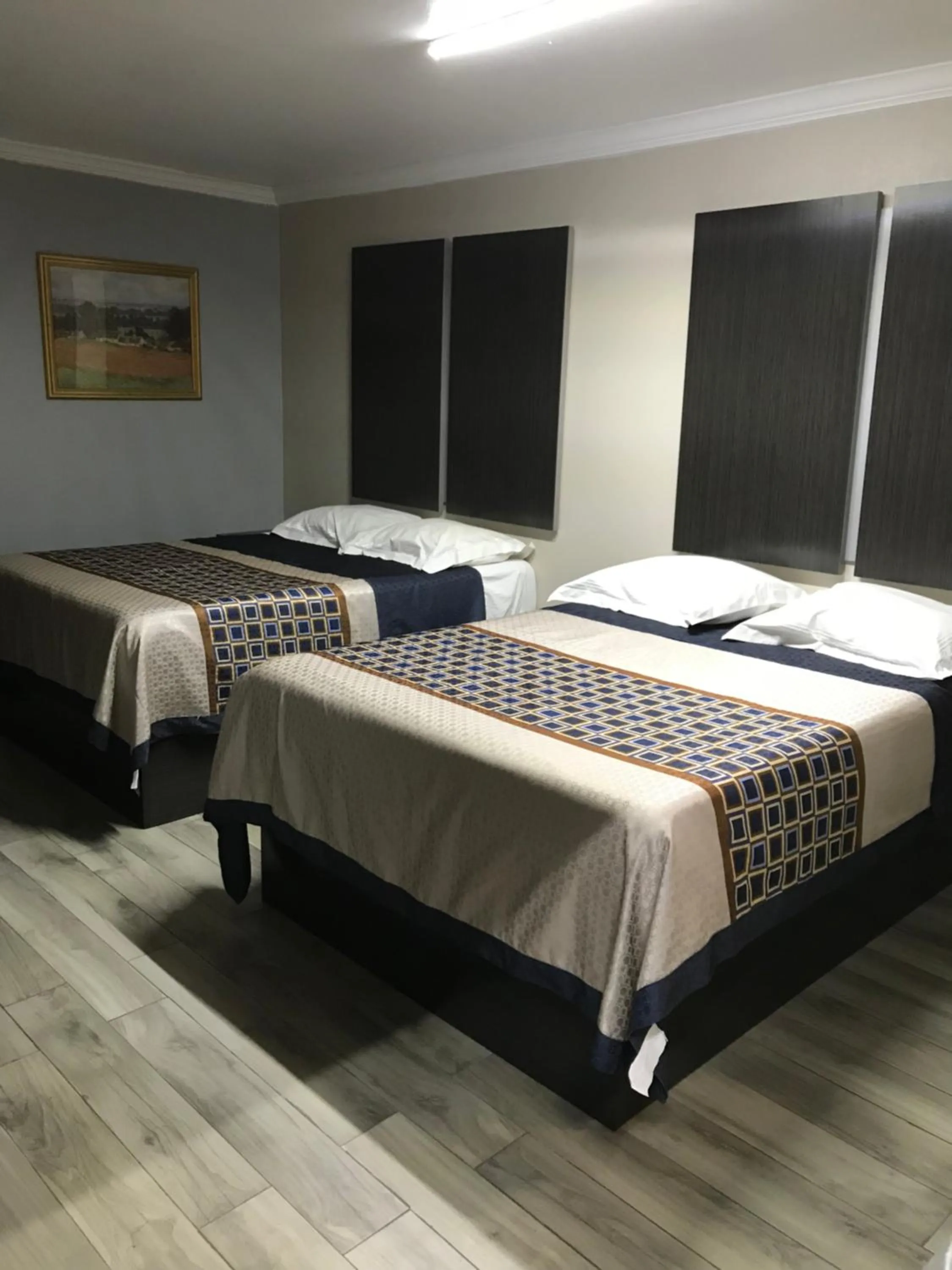 Bed in SouthTown S.A. Inn