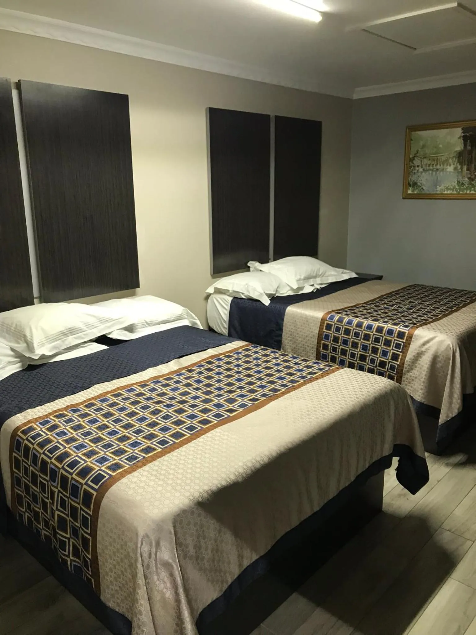 Bed in SouthTown S.A. Inn