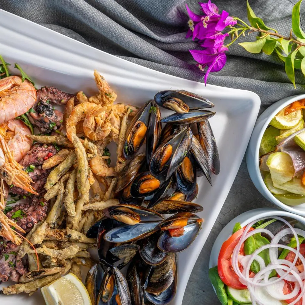 Restaurant/places to eat in Ambassador Hotel