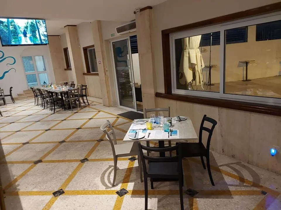 Restaurant/places to eat in Ambassador Hotel