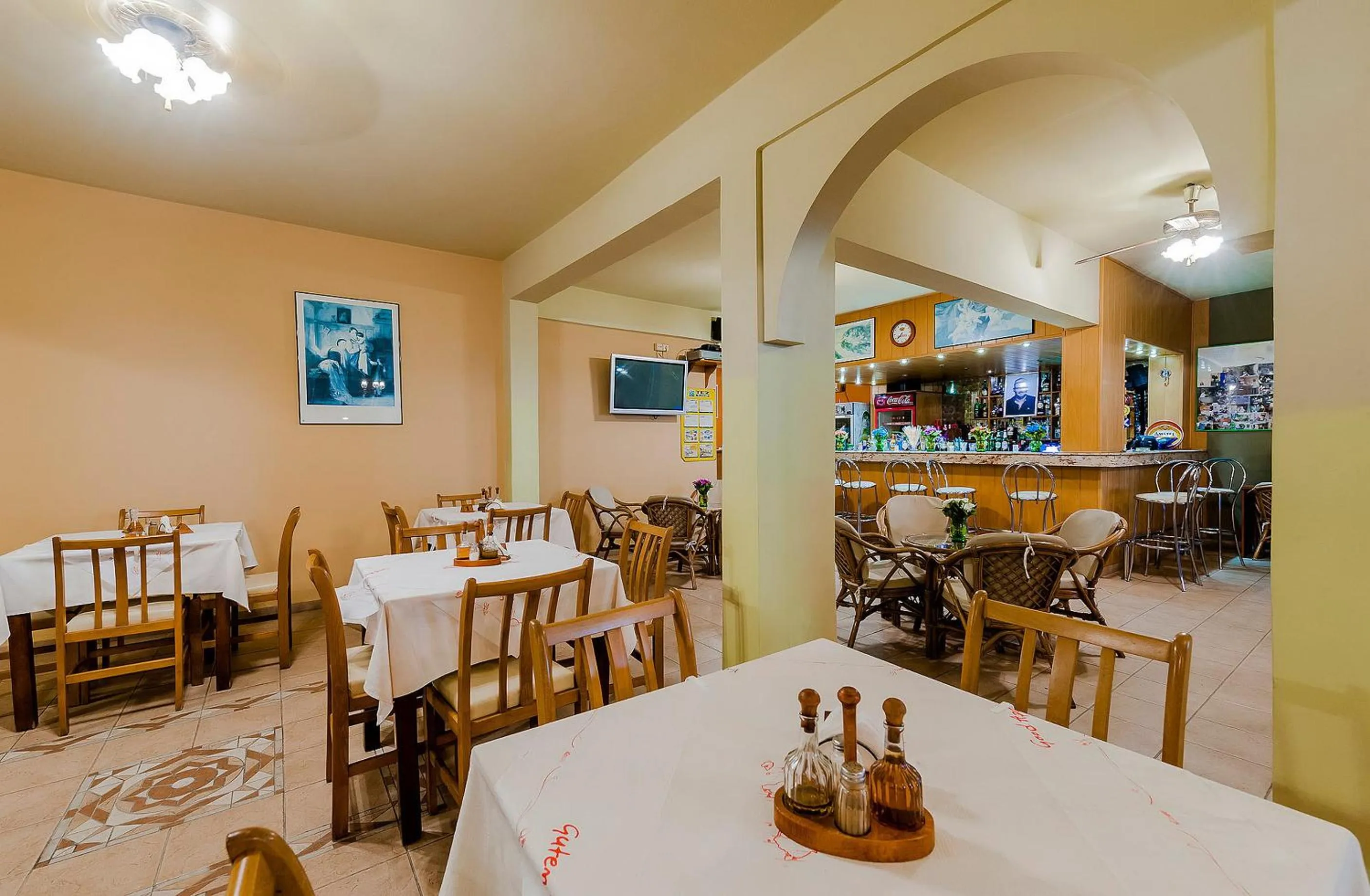 Restaurant/places to eat in Esmeralda Hotel