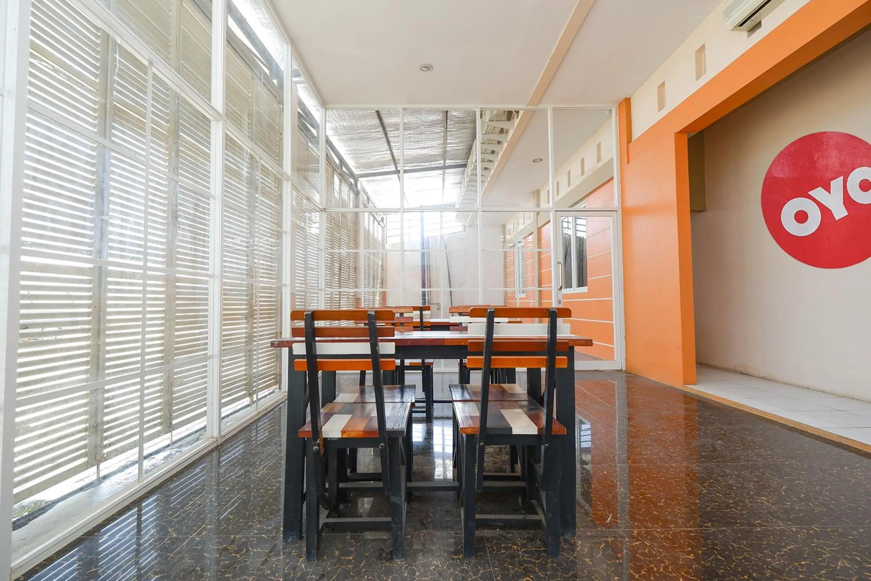 Restaurant/places to eat in Hotel O Unta Residence