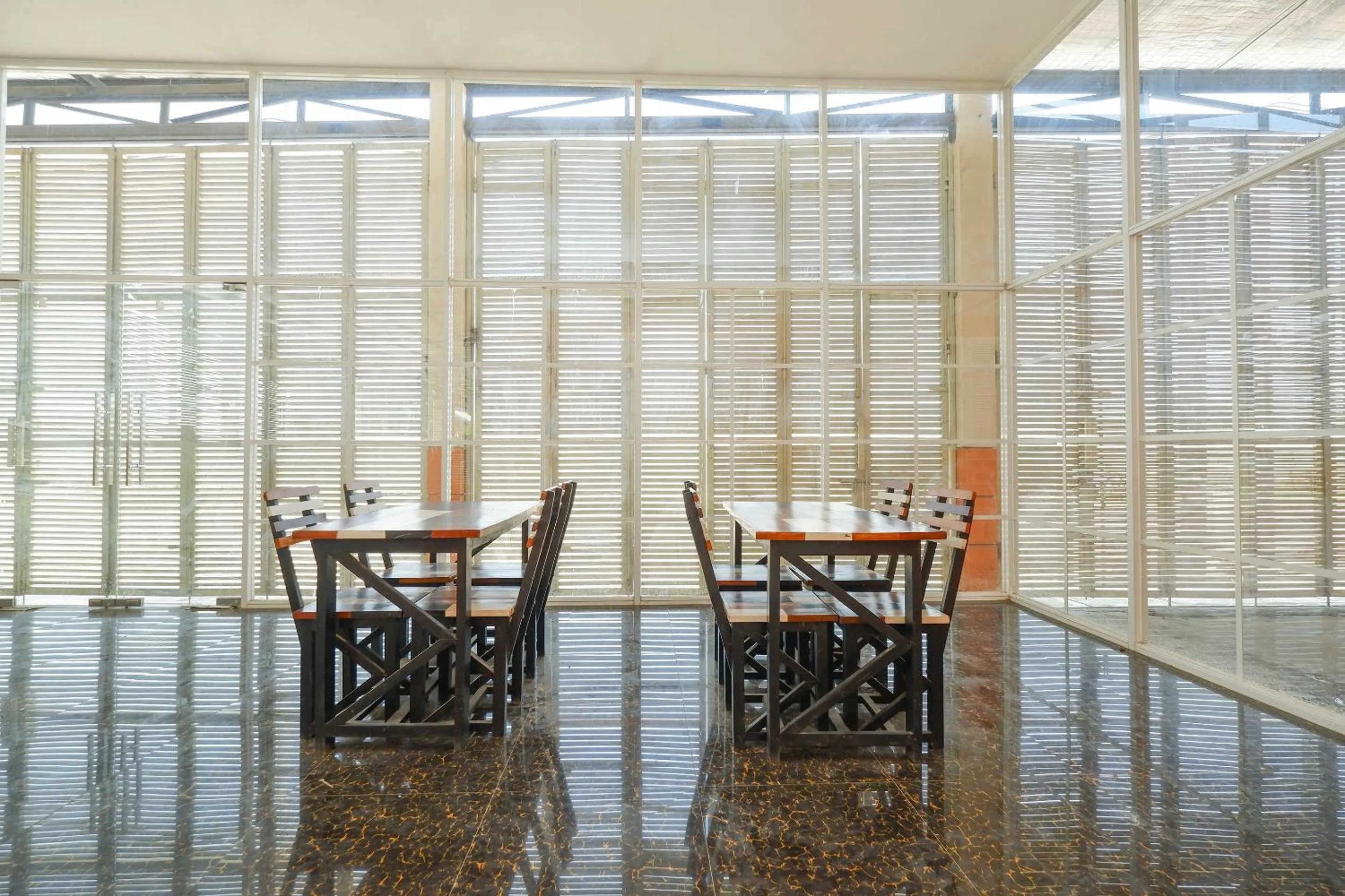 Restaurant/places to eat in Hotel O Unta Residence