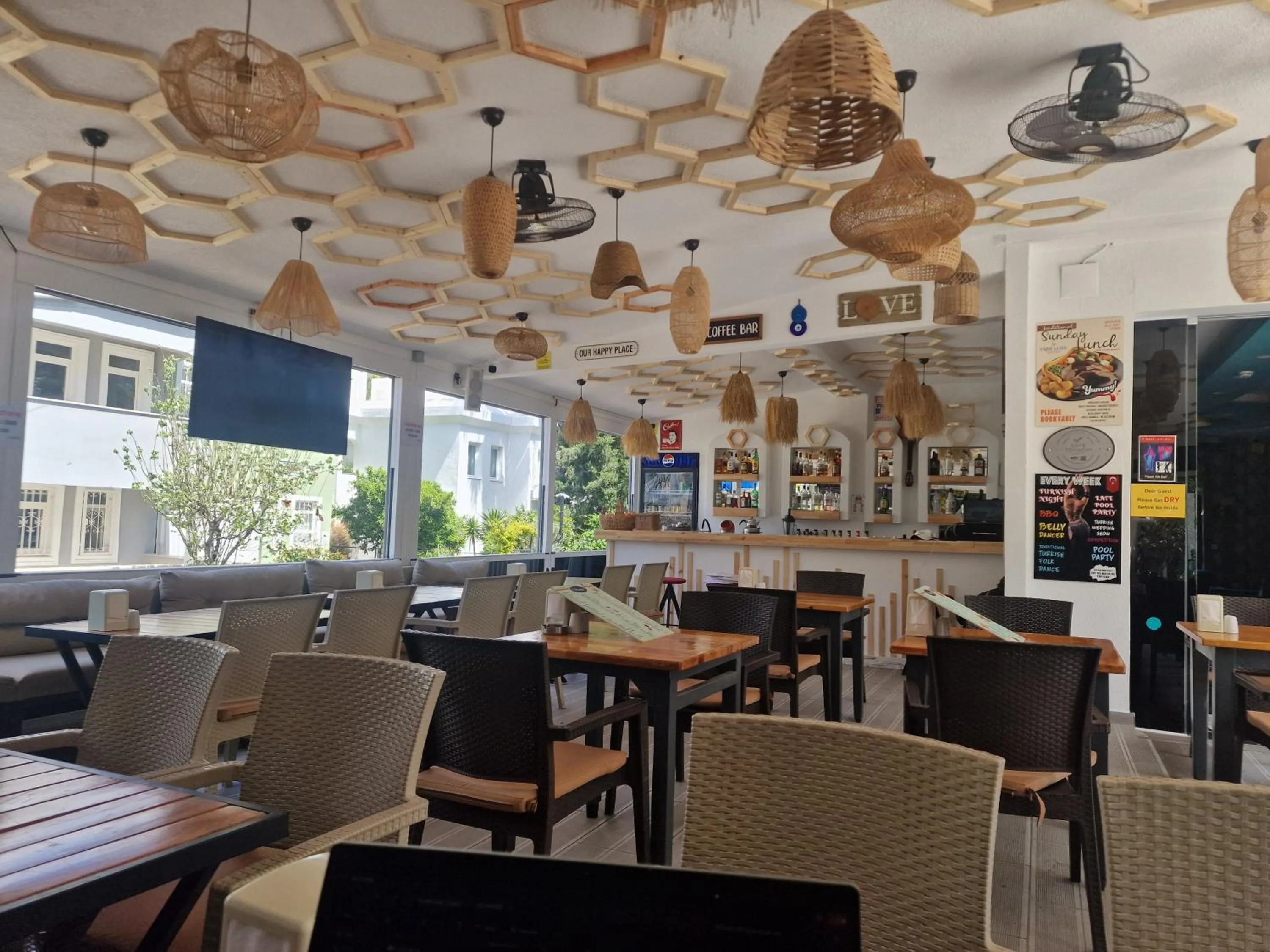 Restaurant/places to eat in Yade Luxe Hotel