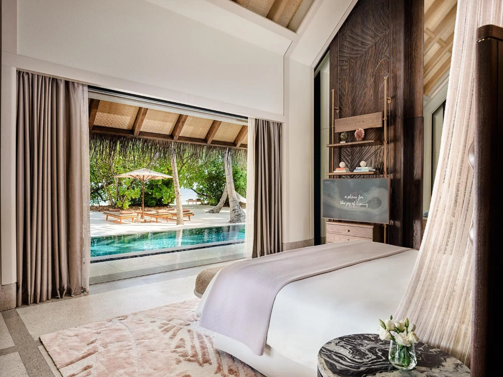 Bed in JOALI Maldives