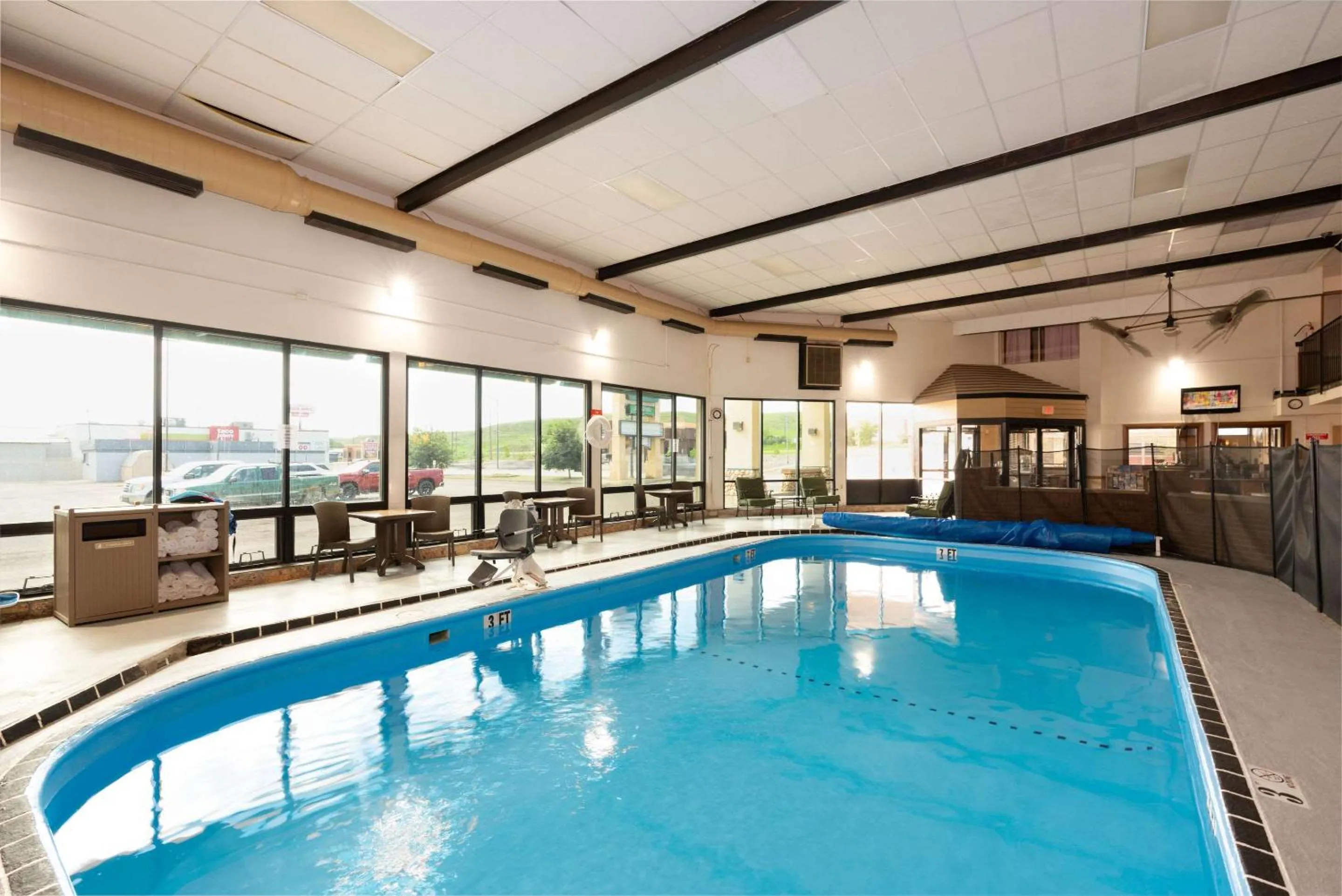 Swimming pool in Quality Inn Havre