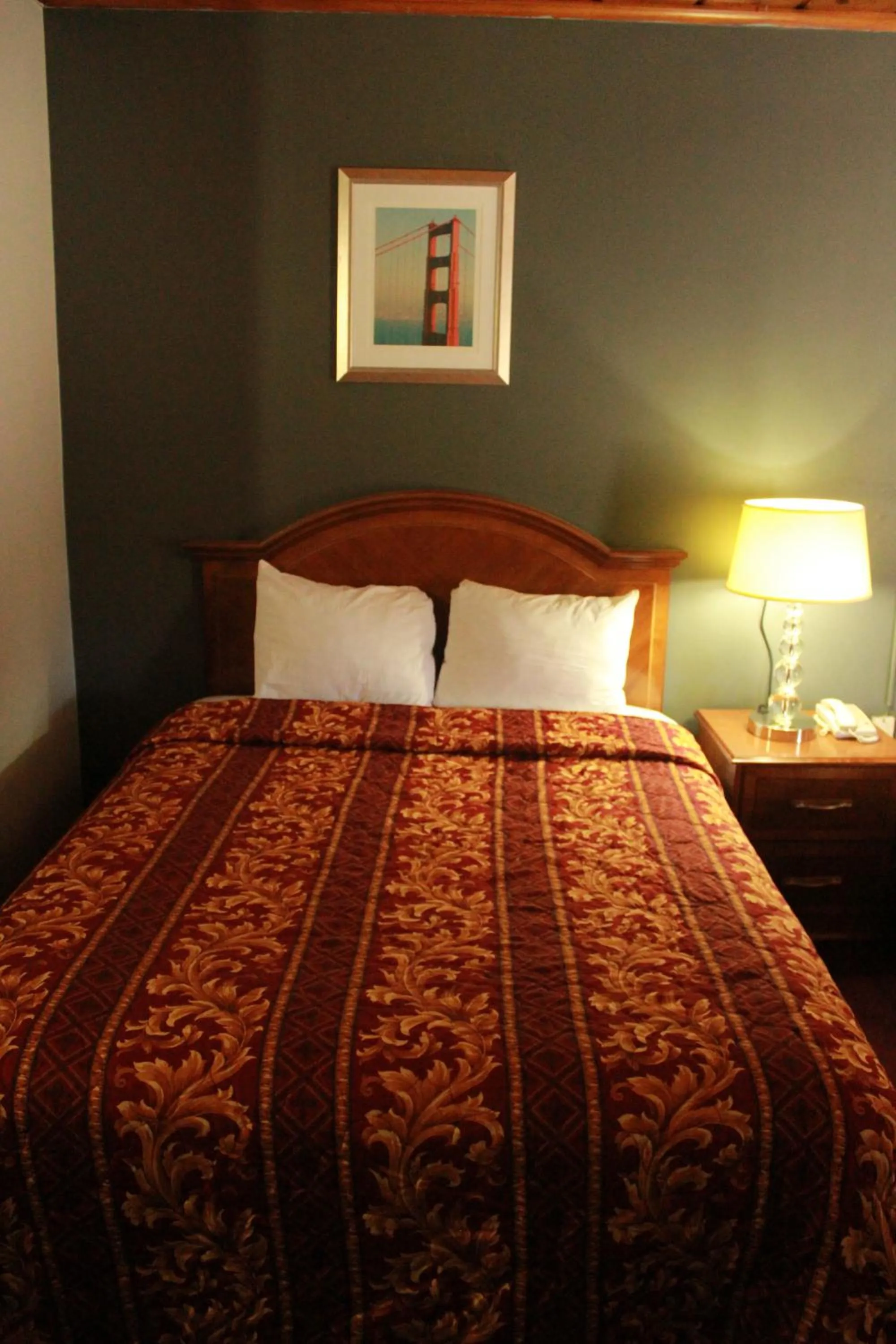 Bed in Budget Inn -Yreka