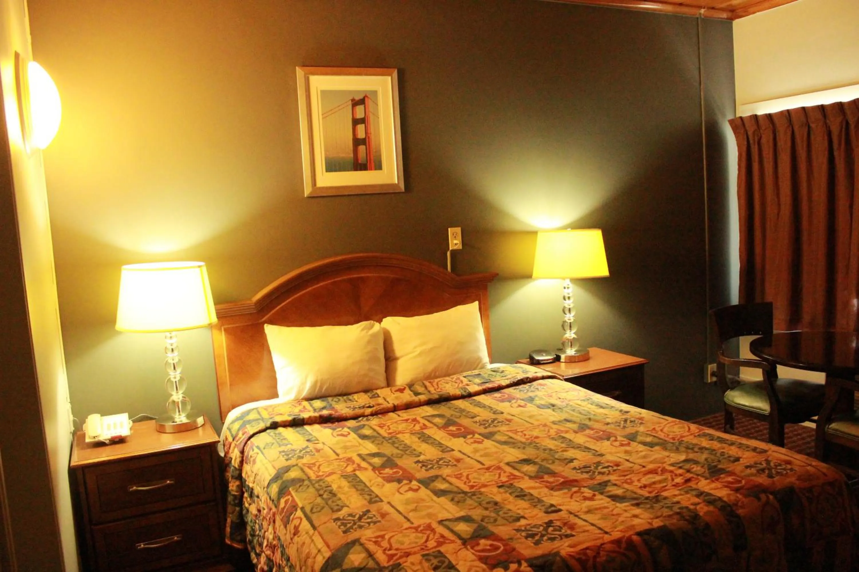 Photo of the whole room, Bed in Budget Inn -Yreka