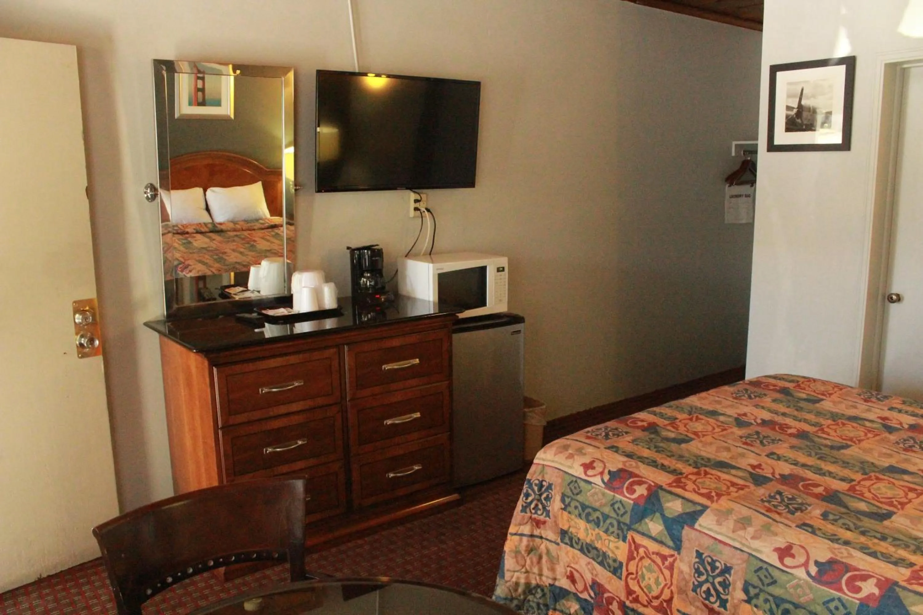 Decorative detail, Bed in Budget Inn -Yreka