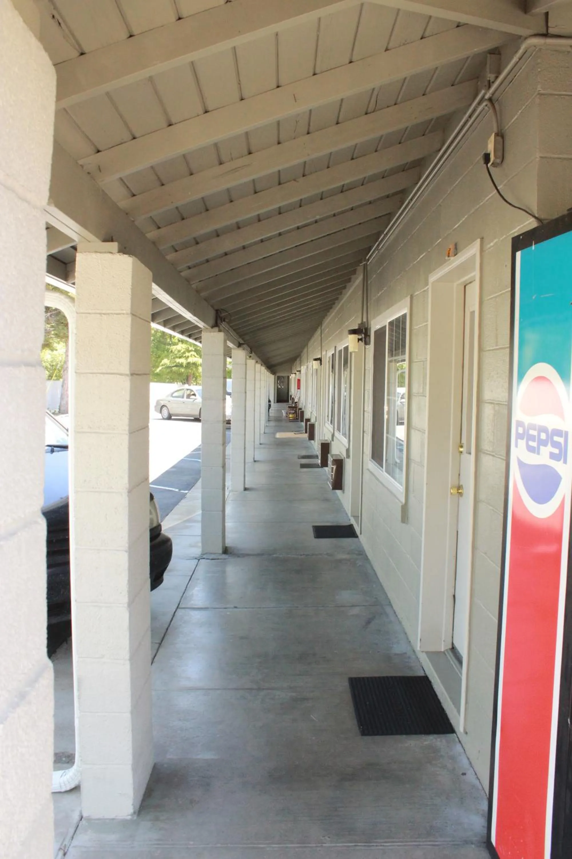Facade/entrance in Budget Inn -Yreka