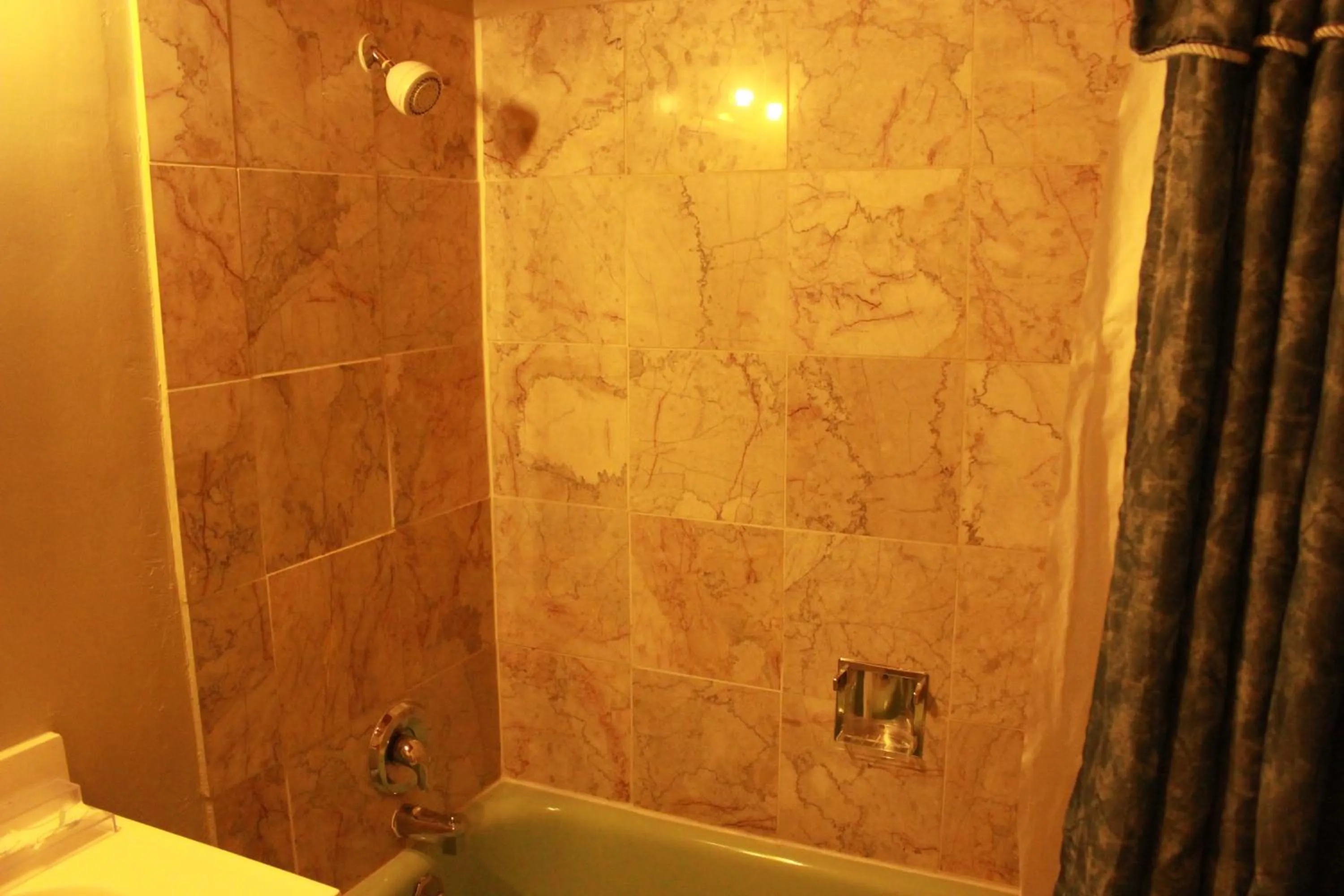 Shower in Budget Inn -Yreka