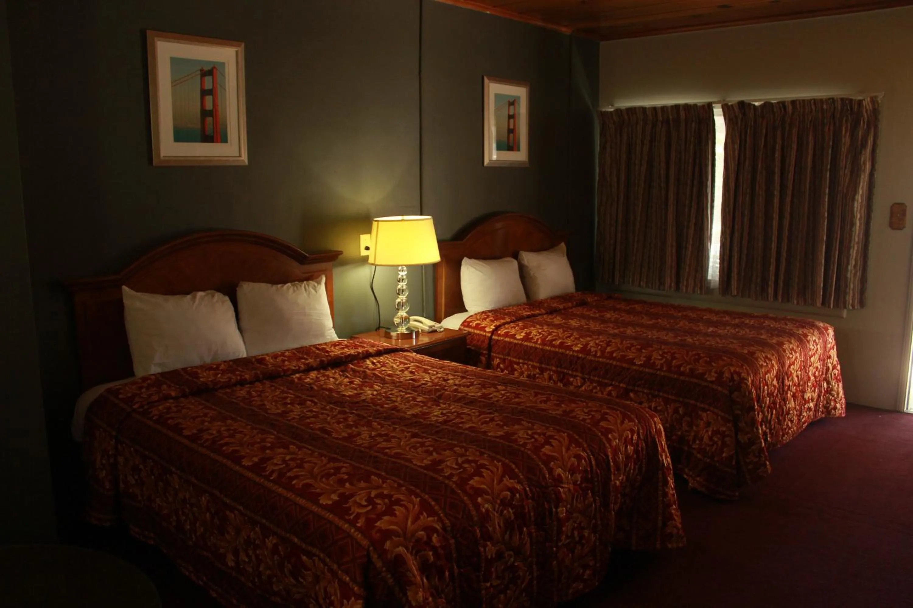 Photo of the whole room, Bed in Budget Inn -Yreka