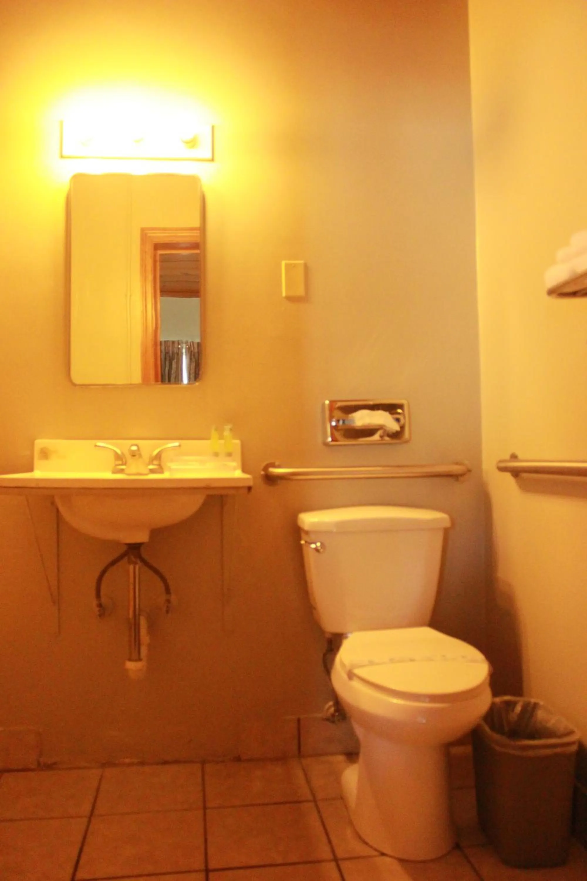 Bathroom in Budget Inn -Yreka