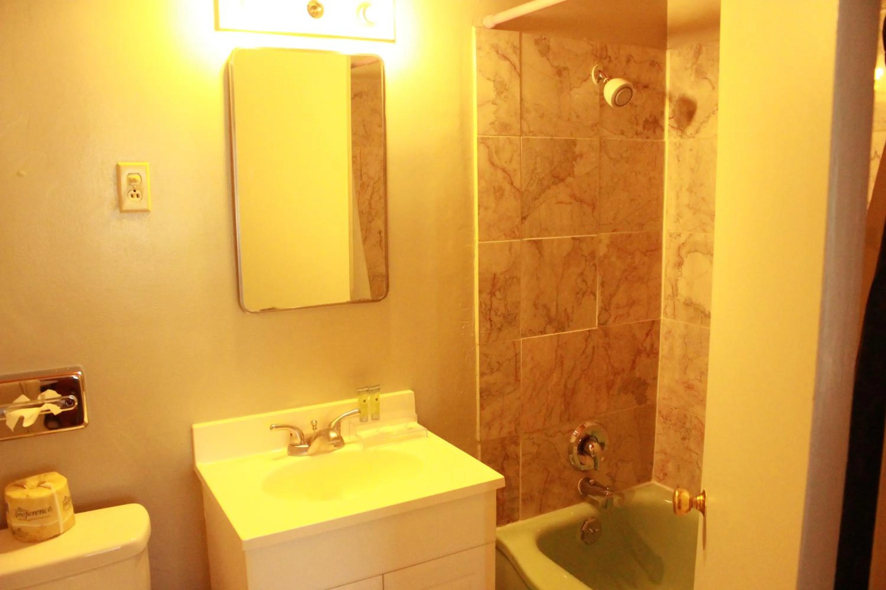 Shower in Budget Inn -Yreka