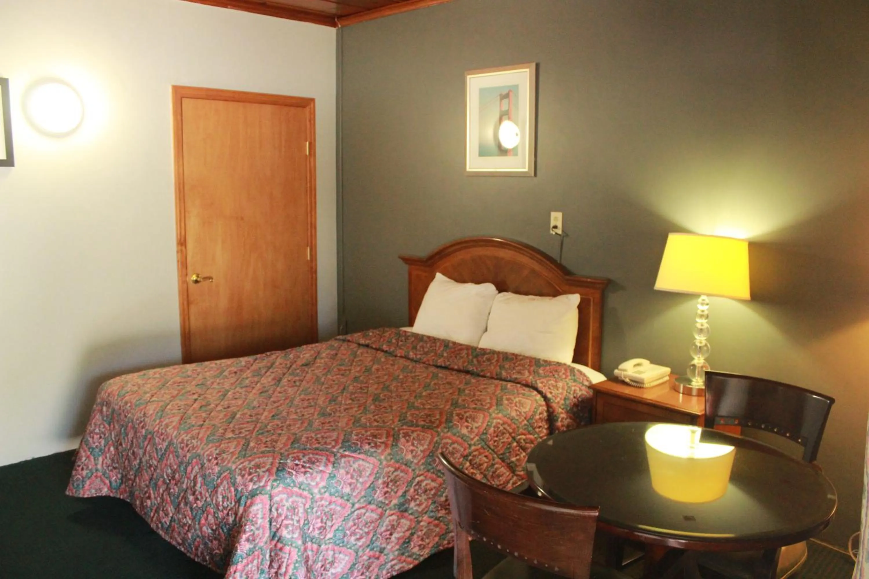 Photo of the whole room, Bed in Budget Inn -Yreka
