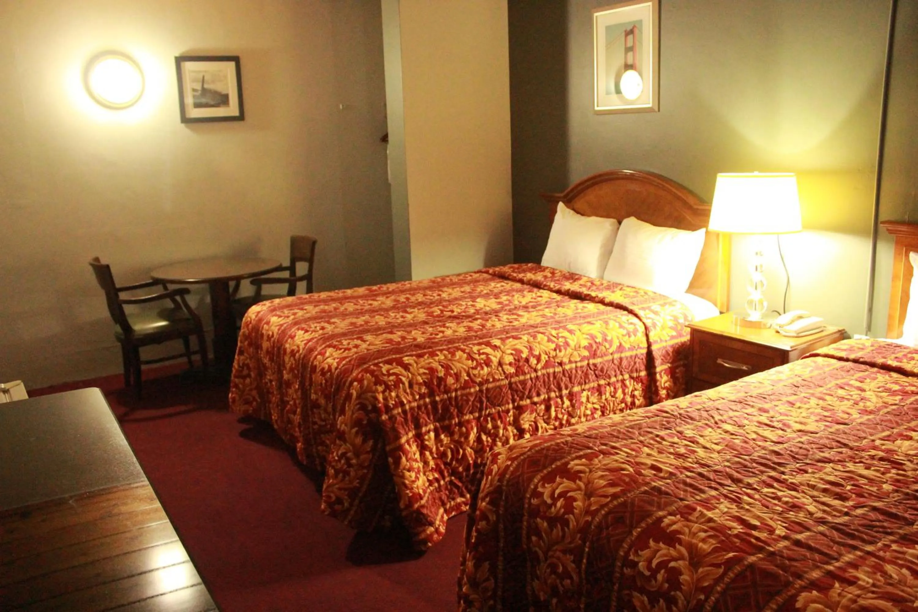 Photo of the whole room, Bed in Budget Inn -Yreka