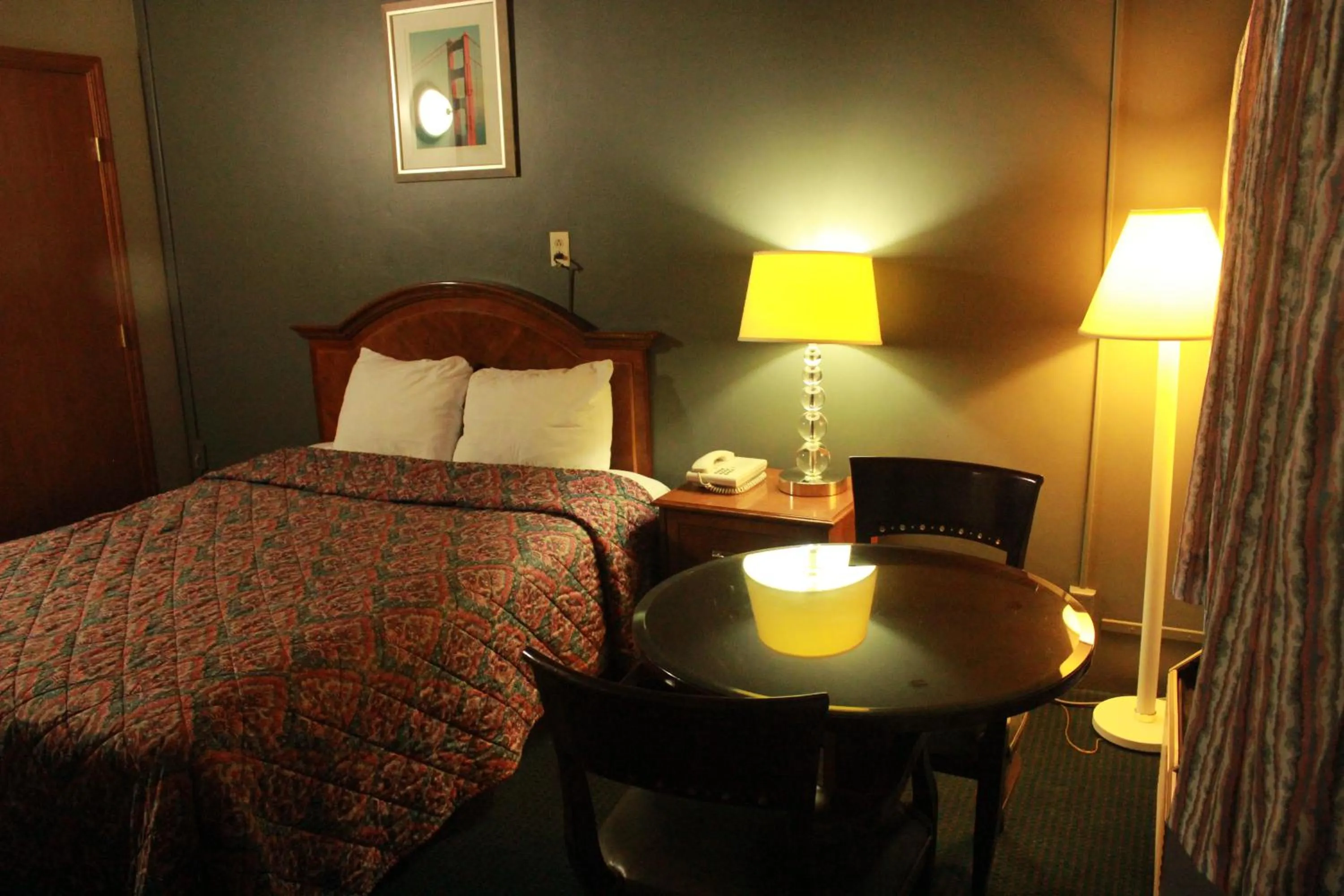 Photo of the whole room, Bed in Budget Inn -Yreka