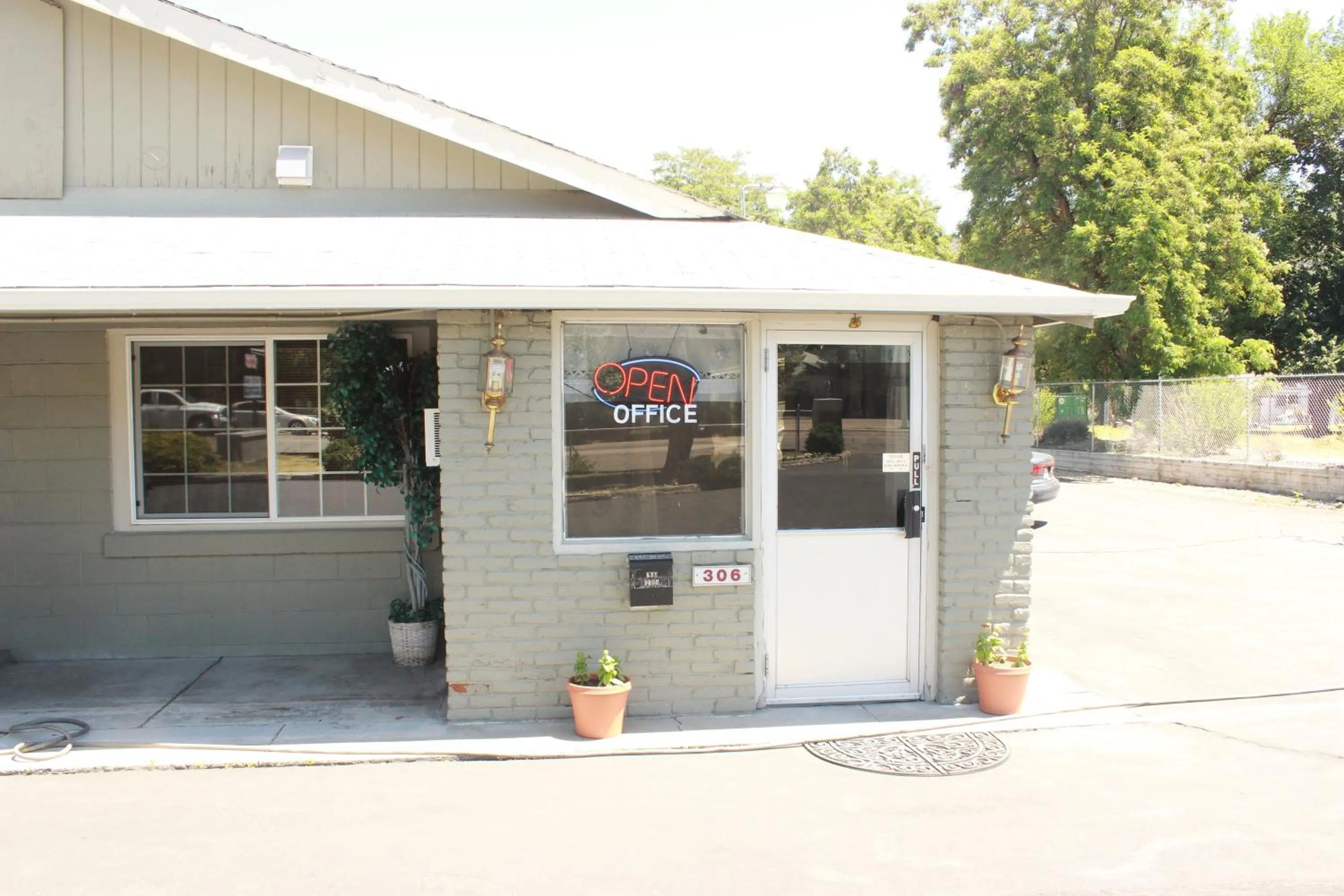 Facade/entrance in Budget Inn -Yreka