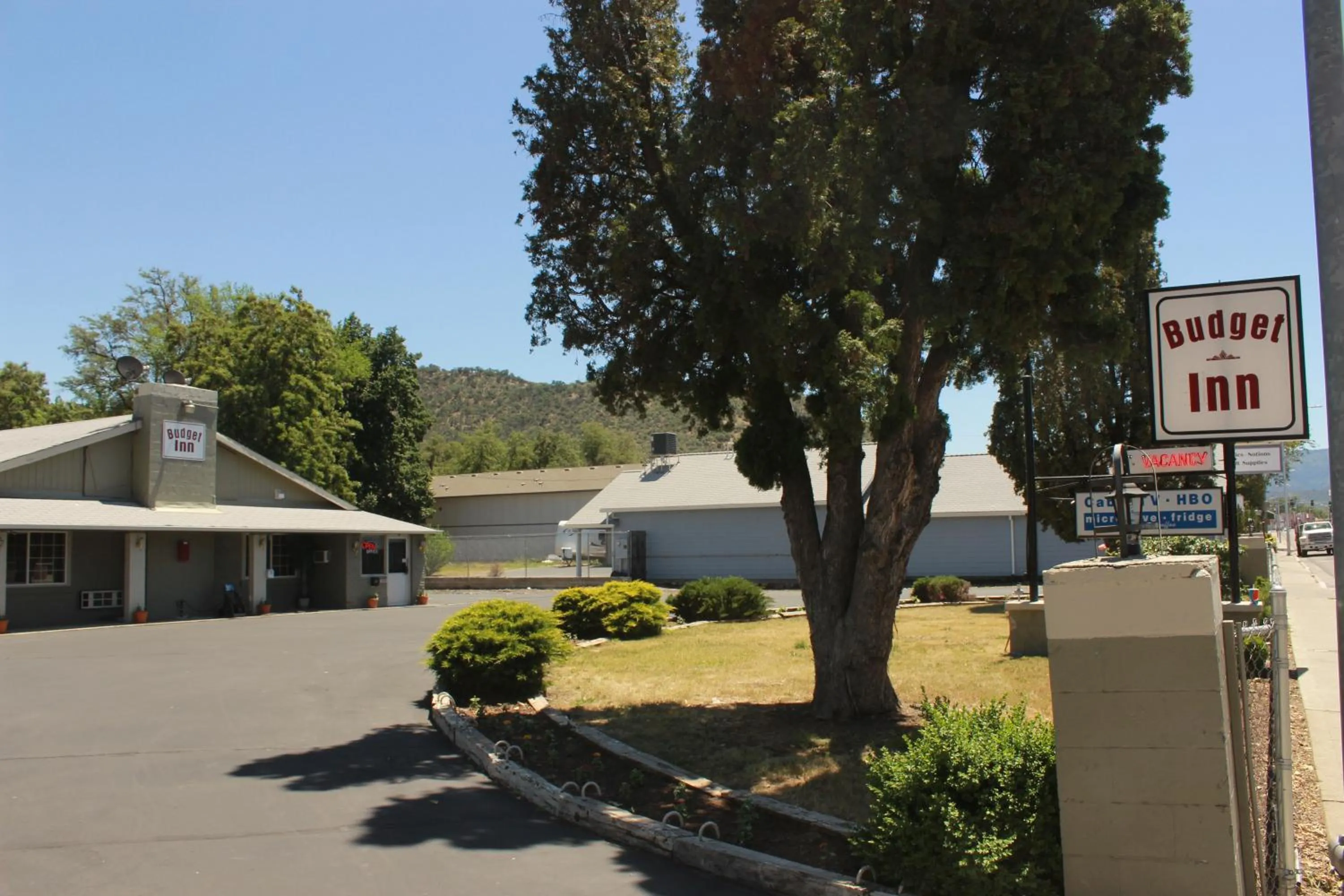 Property logo or sign in Budget Inn -Yreka