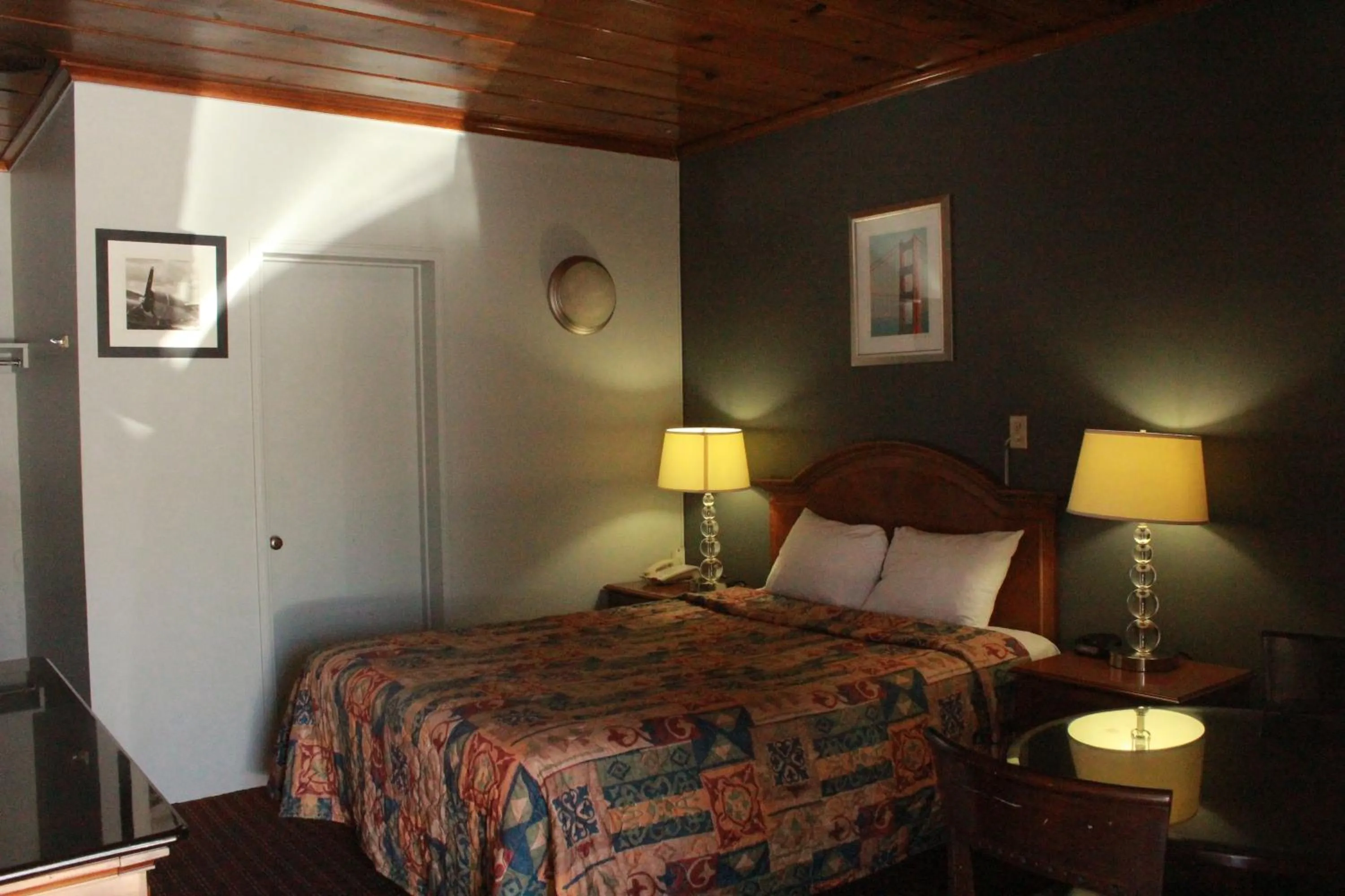 Photo of the whole room, Bed in Budget Inn -Yreka