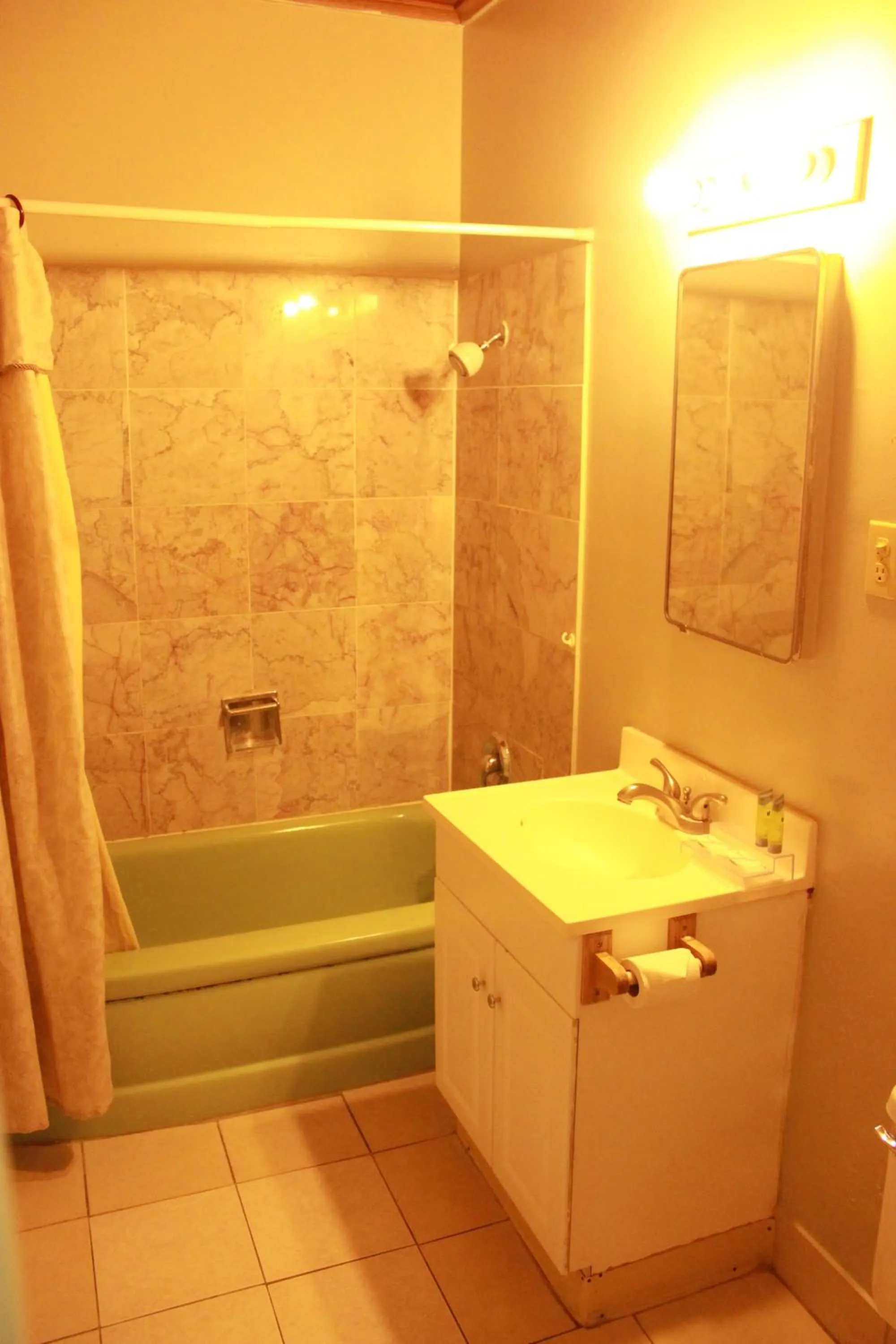 Shower in Budget Inn -Yreka