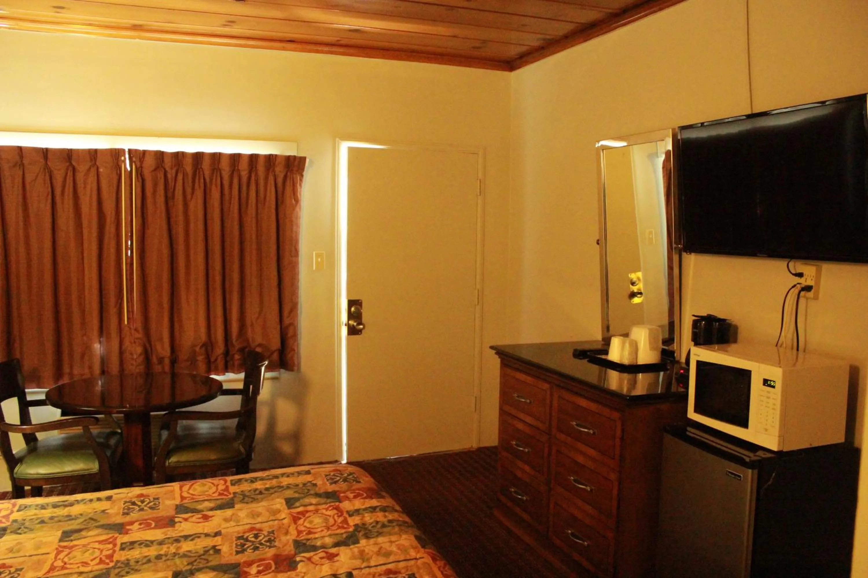 Decorative detail, Bed in Budget Inn -Yreka