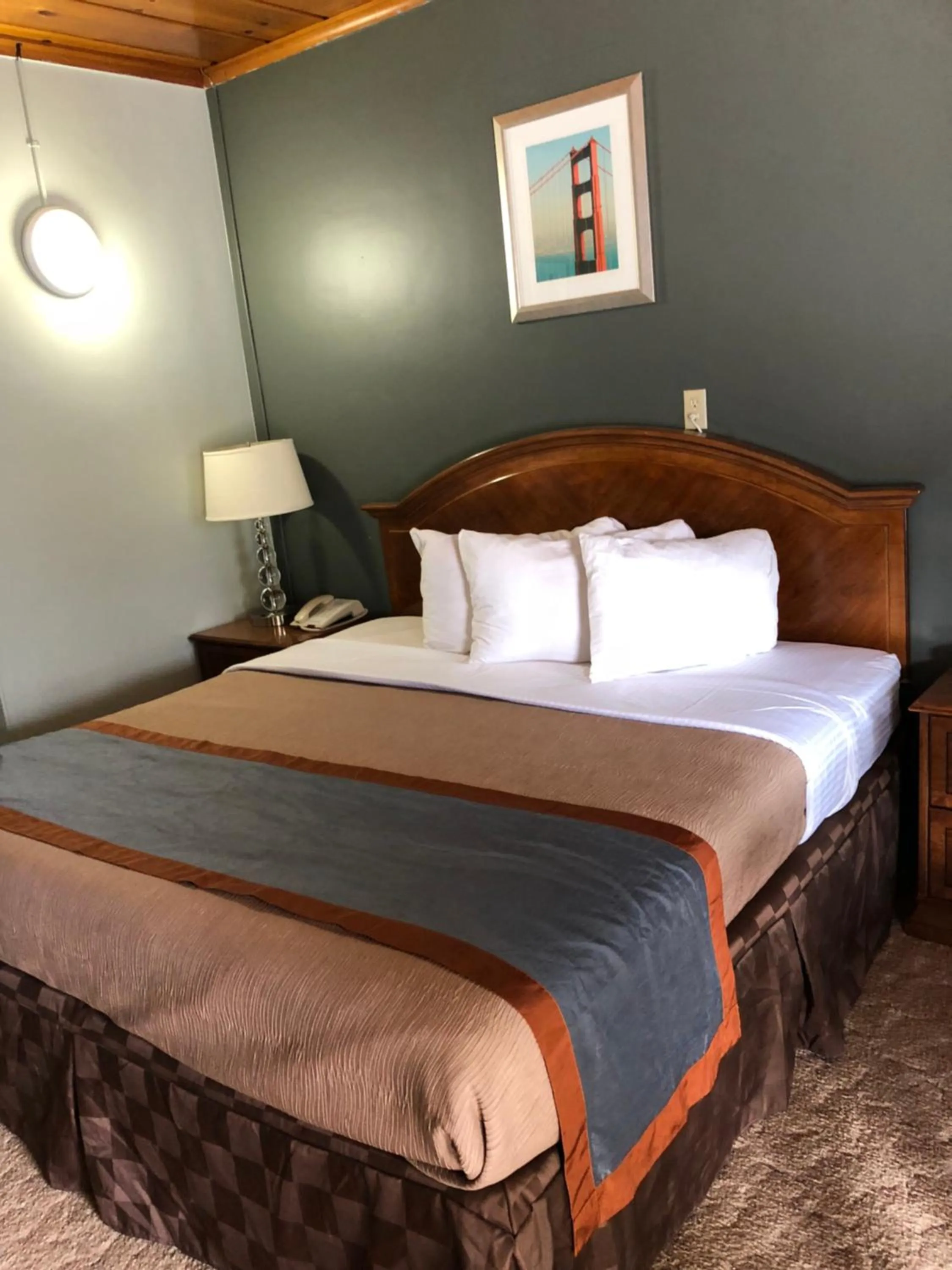 Bed in Budget Inn -Yreka