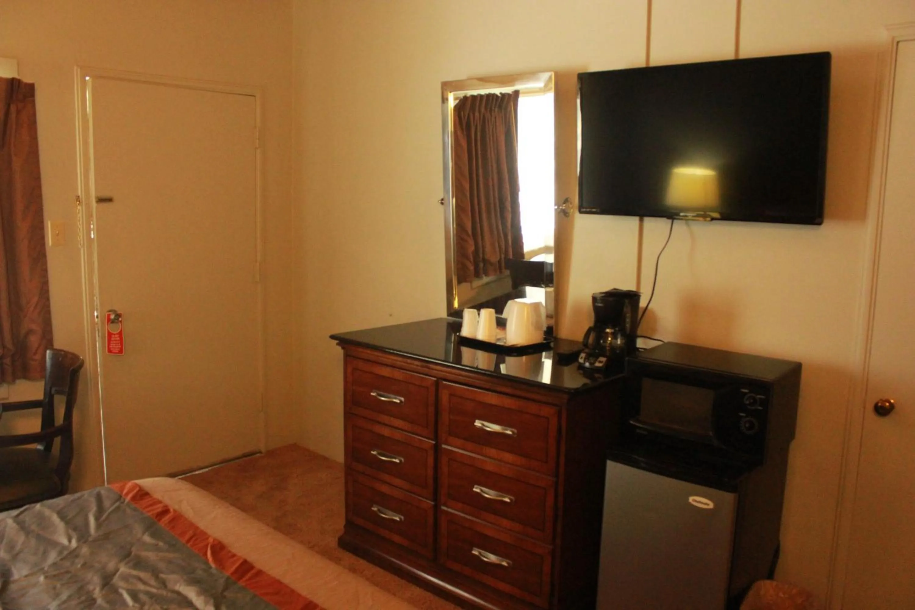 Decorative detail, Bed in Budget Inn -Yreka