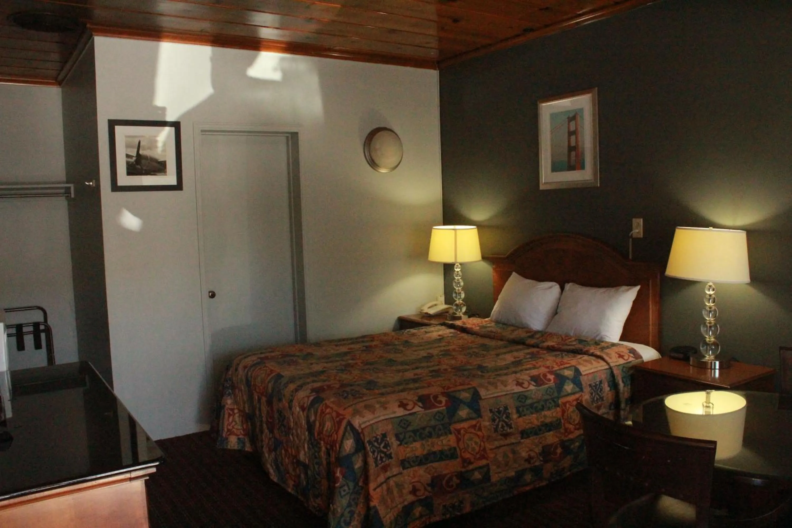 Photo of the whole room, Bed in Budget Inn -Yreka