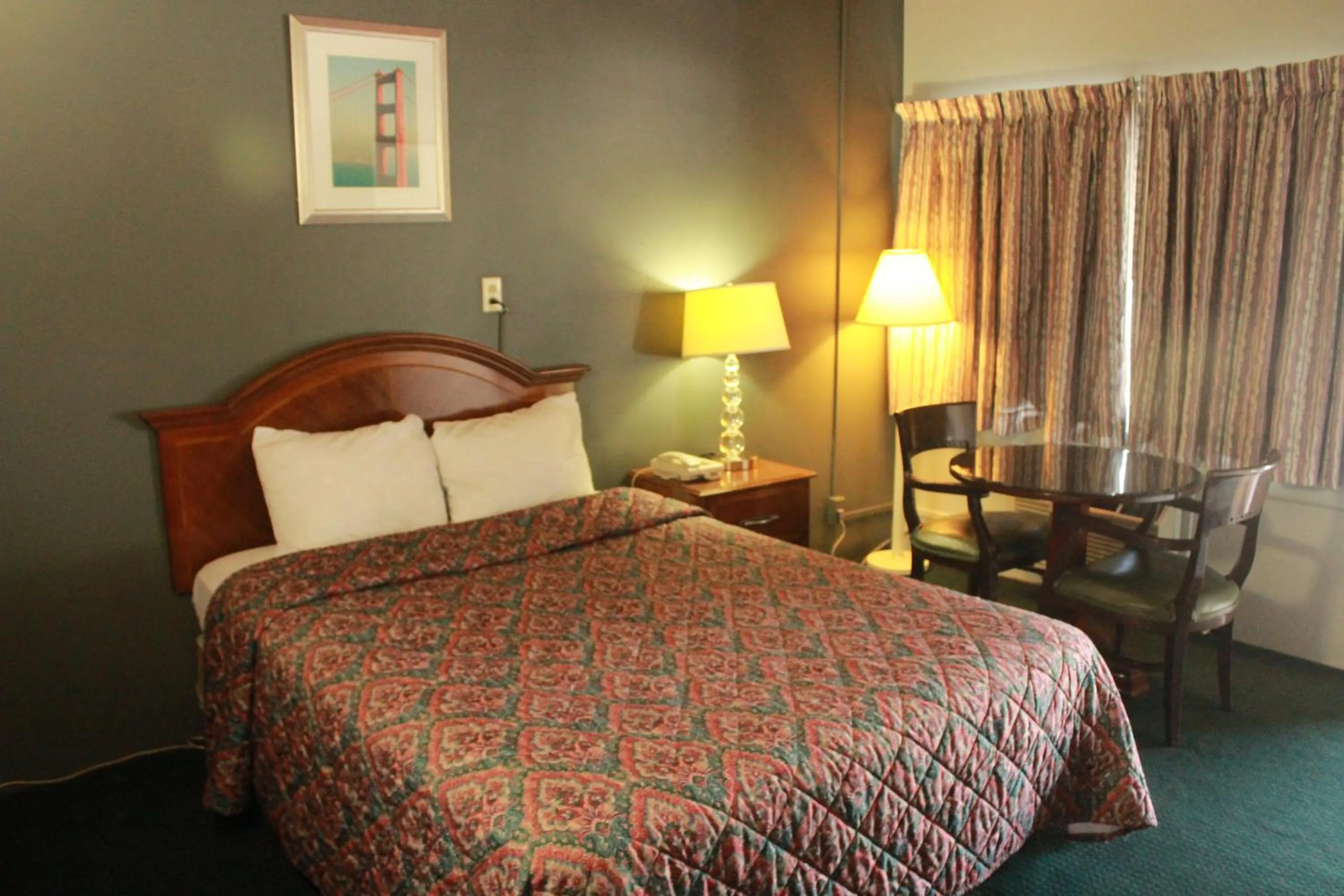 Photo of the whole room, Bed in Budget Inn -Yreka