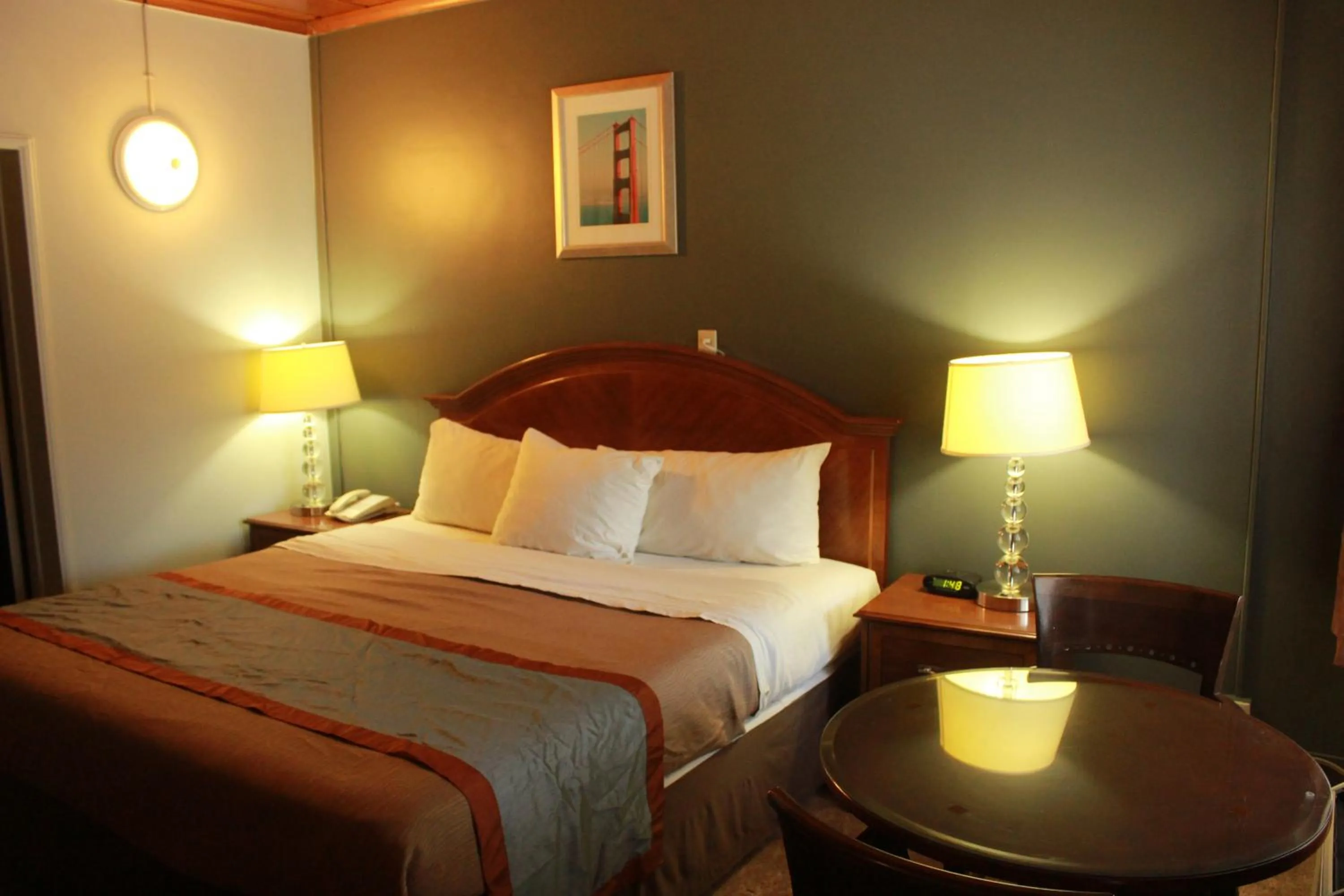 Photo of the whole room, Bed in Budget Inn -Yreka
