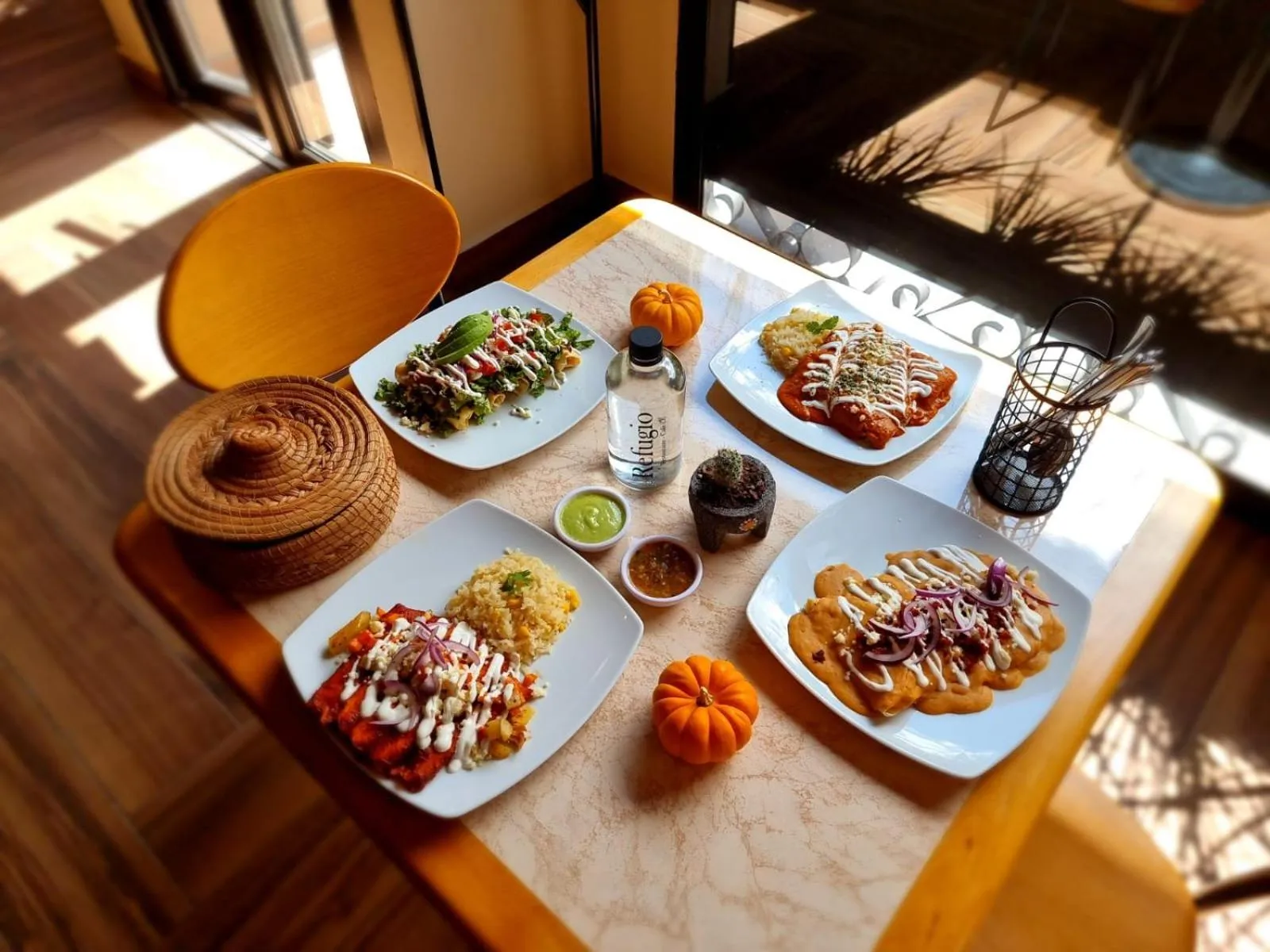 Restaurant/places to eat in Hotel CH