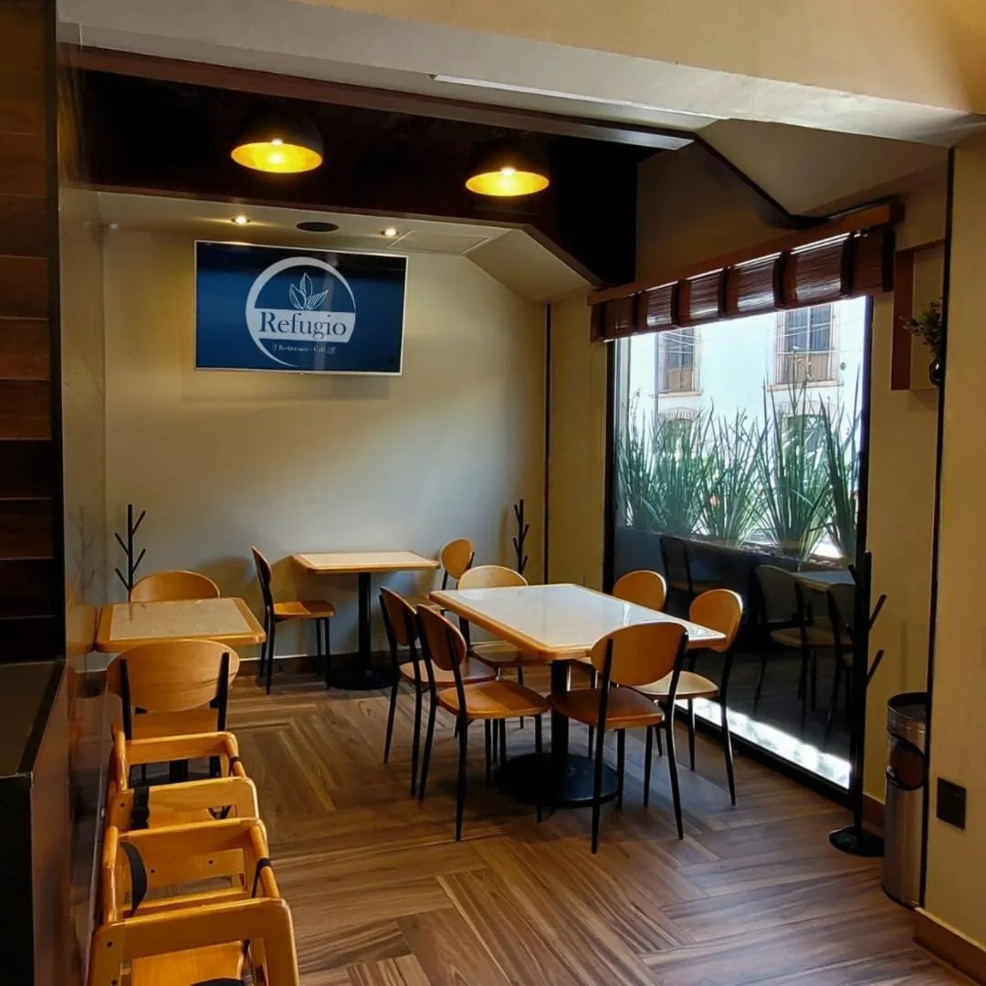 Restaurant/places to eat in Hotel CH