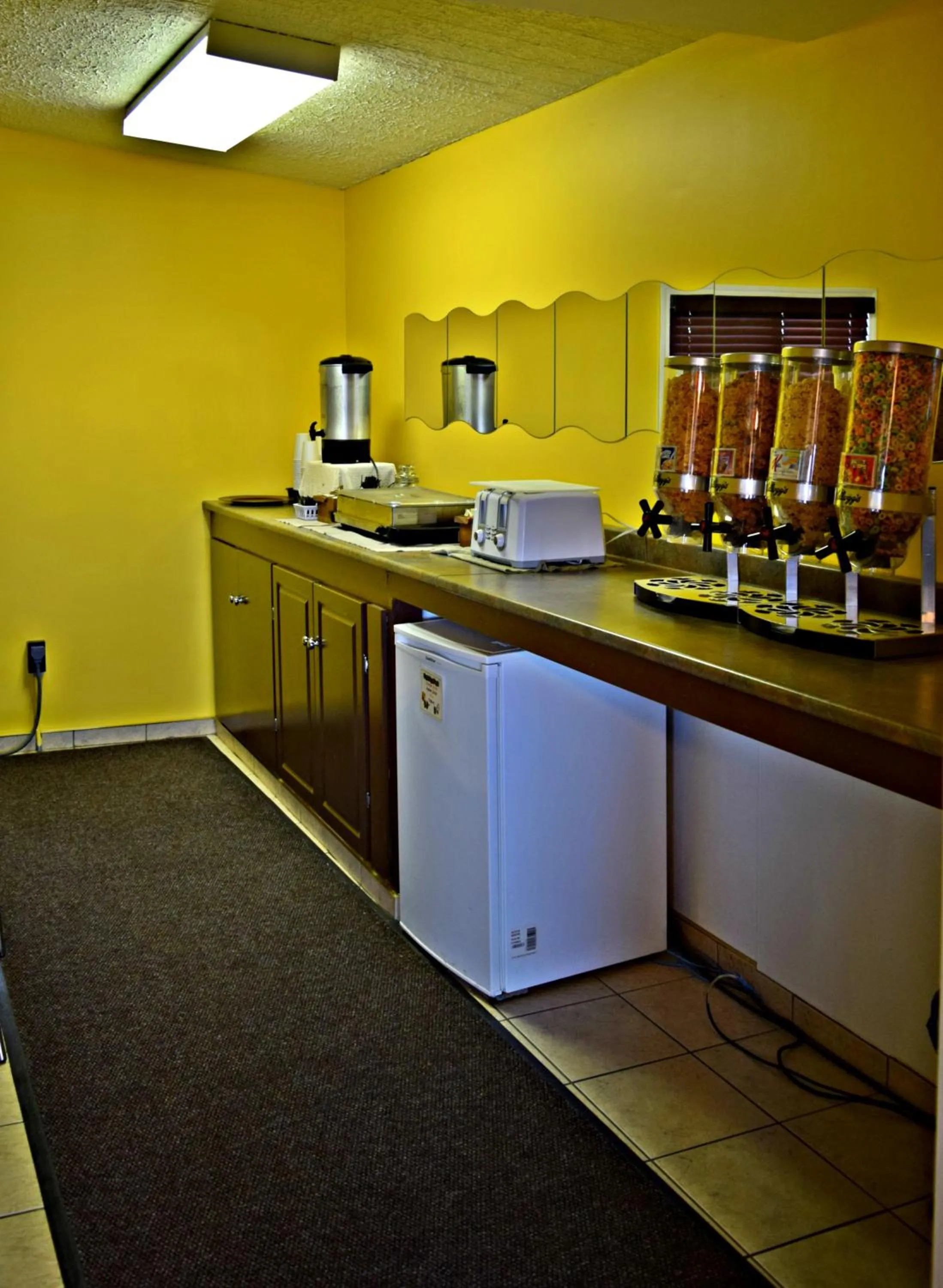 Breakfast in Centre Suite Inns Motel